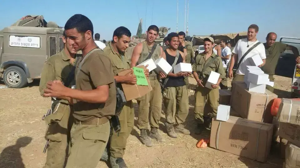 משלוחים שקיבלו חיילים מישראלים הגרים בניו ג'רזי שתרמו ציוד לחיילים בהתאם לבקשותיהם. יולי 2014 משלוחים שקיבלו חיילים מישראלים הגרים בניו ג'רזי שתרמו ציוד לחיילים בהתאם לבקשותיהם. יולי 2014