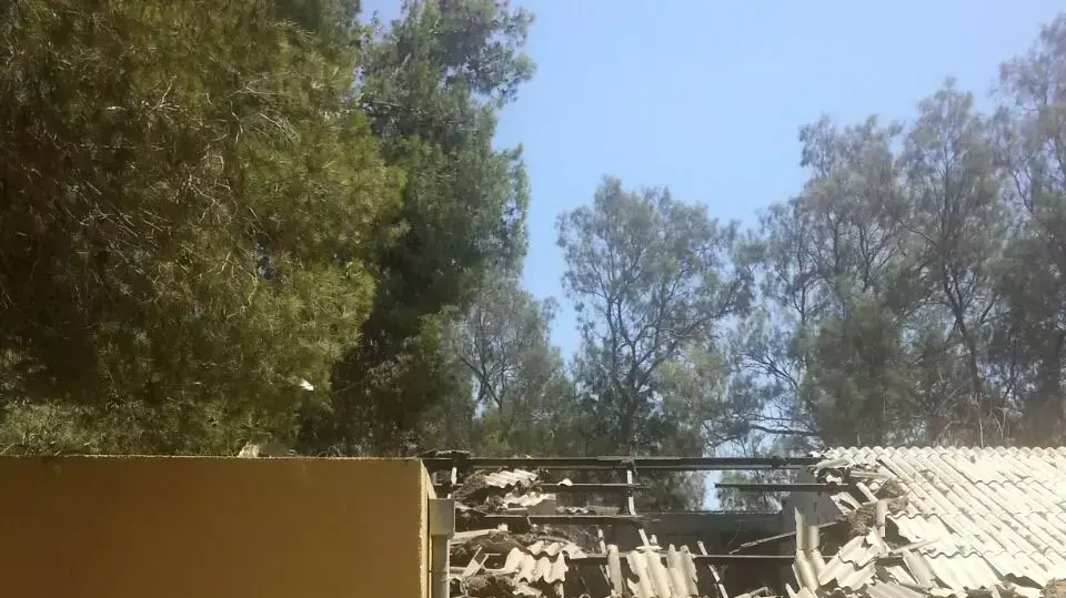 נפילת רקטה בקיבוץ כרם שלום, יולי 2014 נפילת רקטה בקיבוץ כרם שלום, יולי 2014