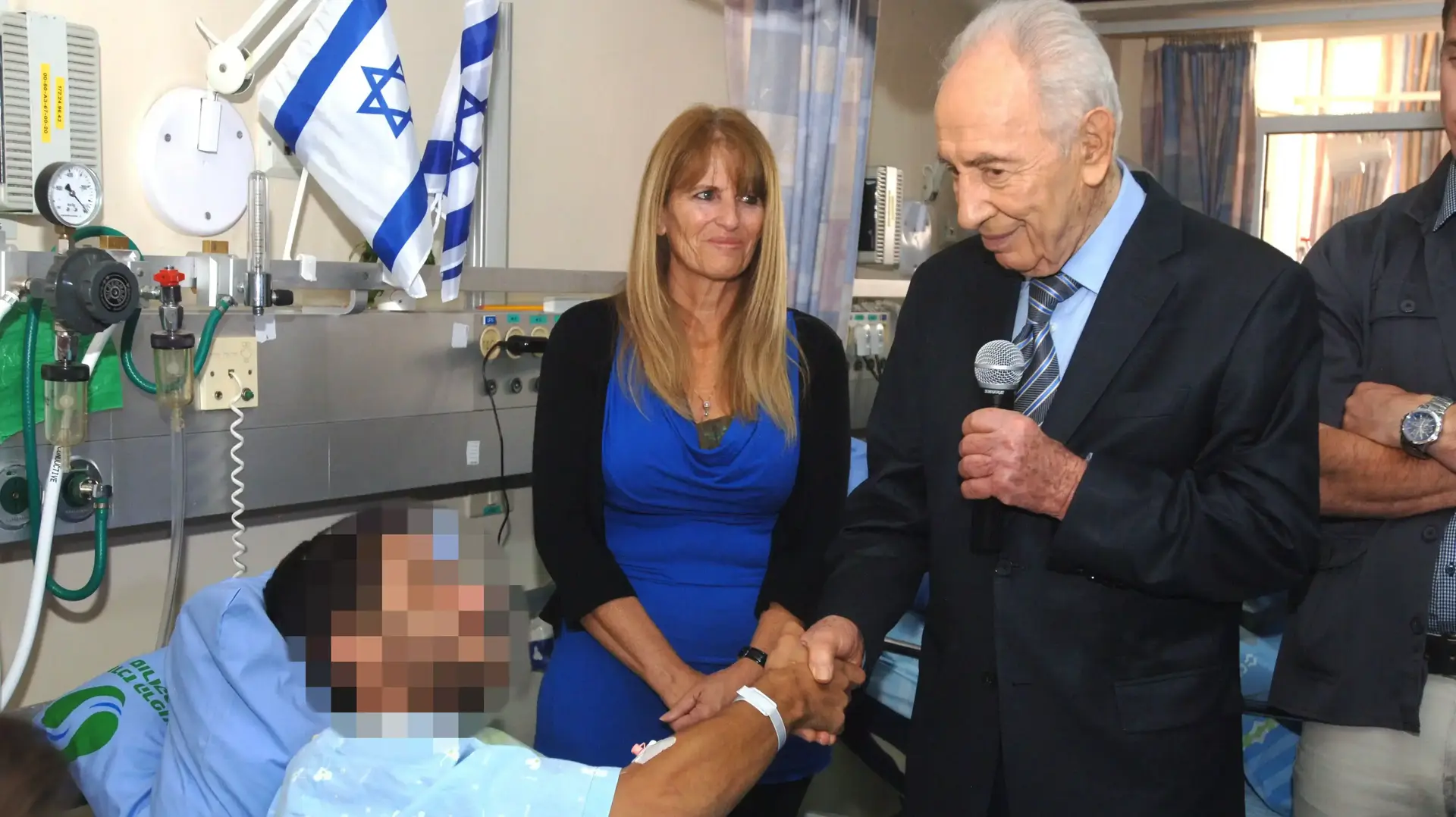 שמעון פרס בביקור חיילים פצועים בבית חולים סורוקה, יולי 2014 שמעון פרס בביקור חיילים פצועים בבית חולים סורוקה, יולי 2014