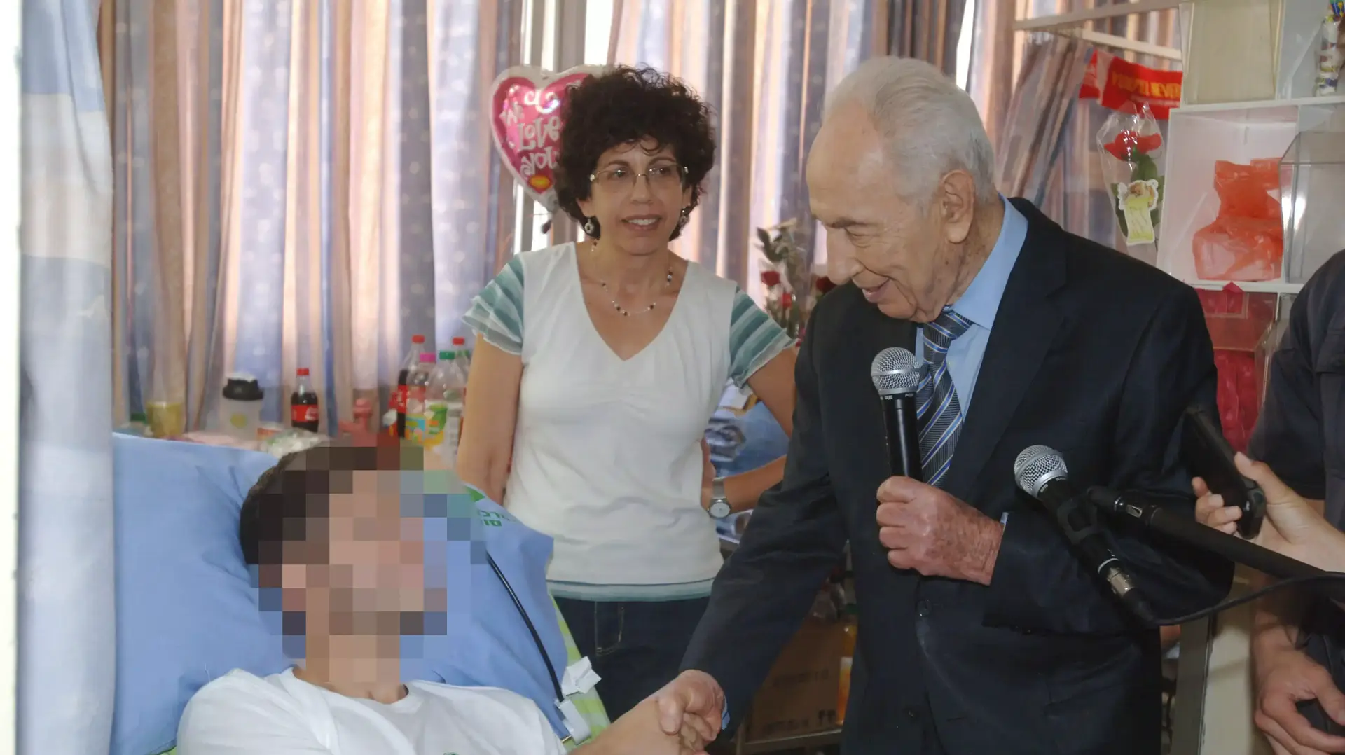 שמעון פרס בביקור חיילים פצועים בבית חולים סורוקה, יולי 2014 שמעון פרס בביקור חיילים פצועים בבית חולים סורוקה, יולי 2014
