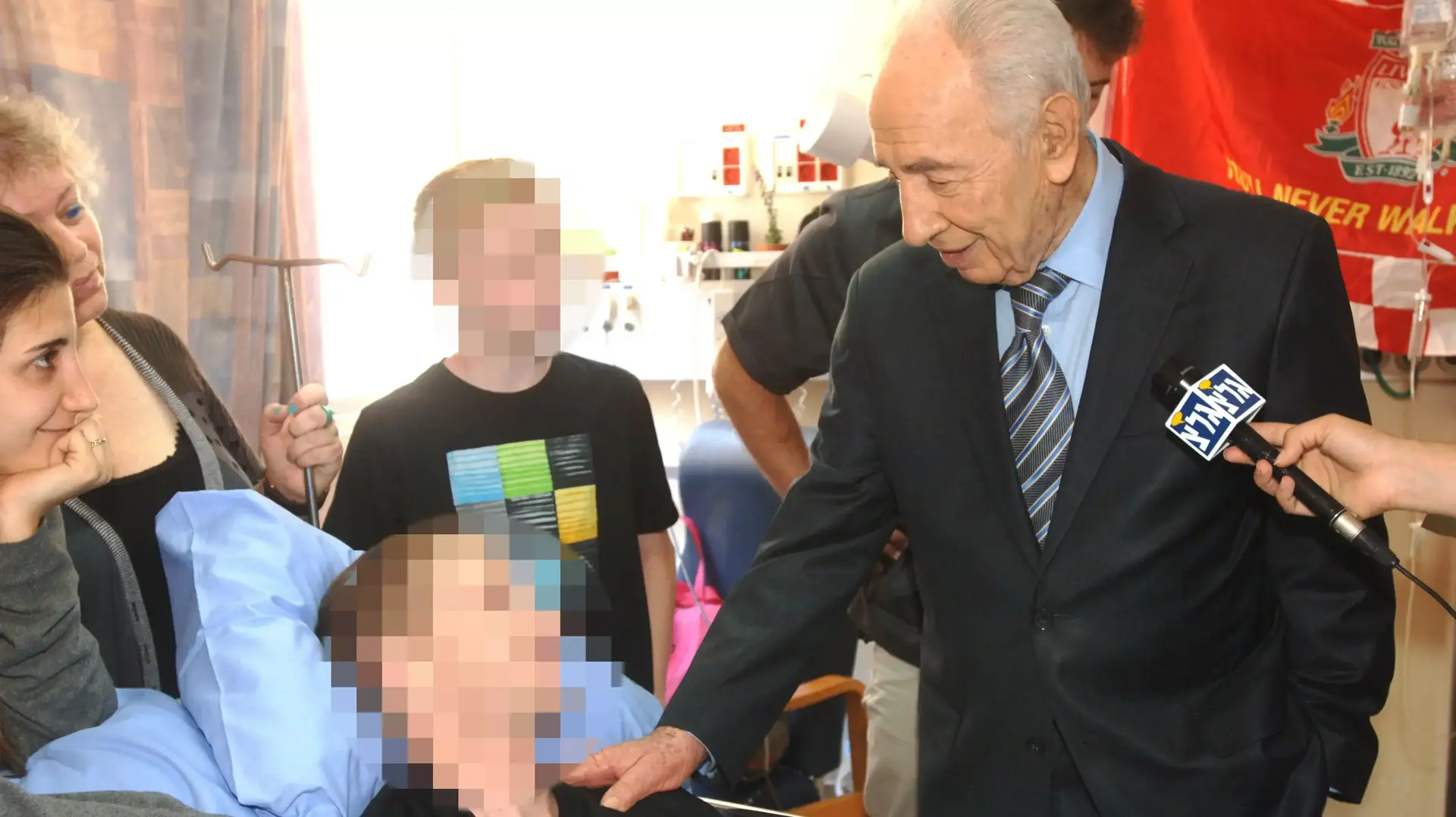 שמעון פרס בביקור חיילים פצועים בבית חולים סורוקה, יולי 2014 שמעון פרס בביקור חיילים פצועים בבית חולים סורוקה, יולי 2014