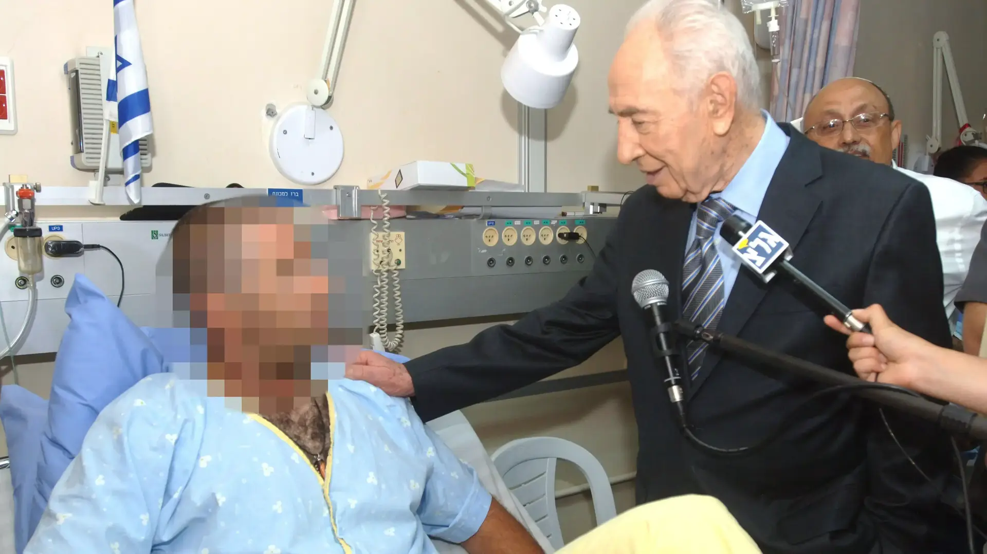 שמעון פרס בביקור חיילים פצועים בבית חולים סורוקה, יולי 2014 שמעון פרס בביקור חיילים פצועים בבית חולים סורוקה, יולי 2014