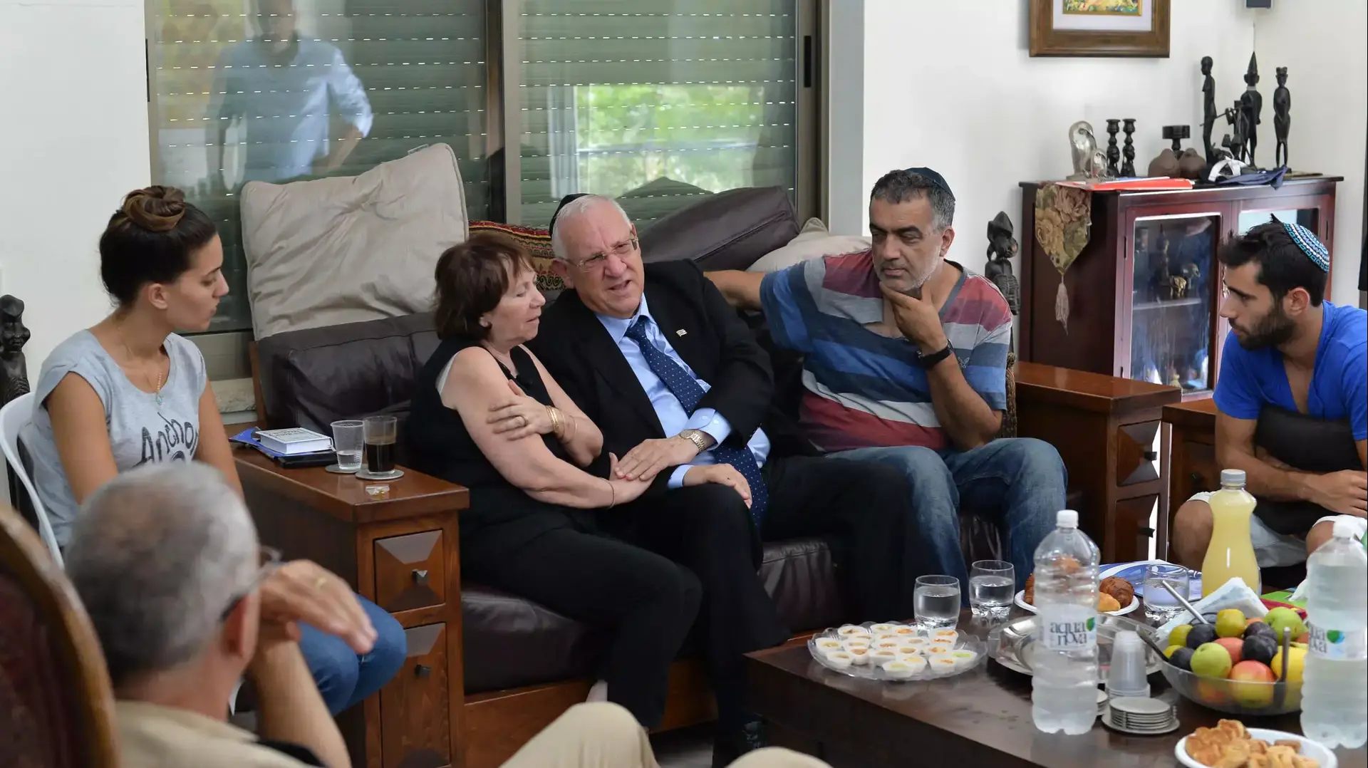 נשיא המדינה ראובן (רובי) ריבלין אצל משפחתו של סמ"ר אורון שאול, שנפל במהלך מבצע צוק איתן, יולי 2014 נשיא המדינה ראובן (רובי) ריבלין אצל משפחתו של סמ"ר אורון שאול, שנפל במהלך מבצע צוק איתן, יולי 2014