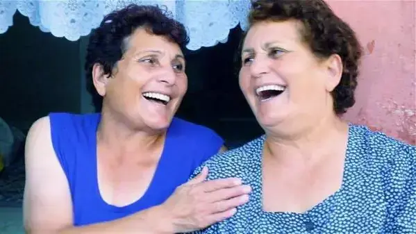נשים פרסמו תמונות שלהן צוחקות בתגובה להערות סגן ראש הממשלה הטורקי נשים פרסמו תמונות שלהן צוחקות בתגובה להערות סגן ראש הממשלה הטורקי
