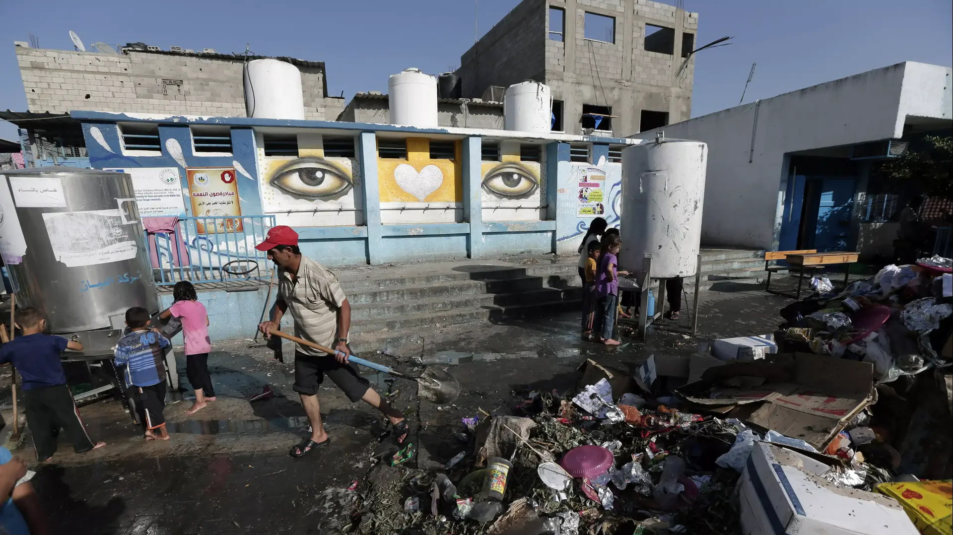 הרס בבית הספר אבו חוסיין של האו"ם בג'בליה שנהרס בתקיפות. 30 ביולי 2014 הרס בבית הספר אבו חוסיין של האו"ם בג'בליה שנהרס בתקיפות. 30 ביולי 2014