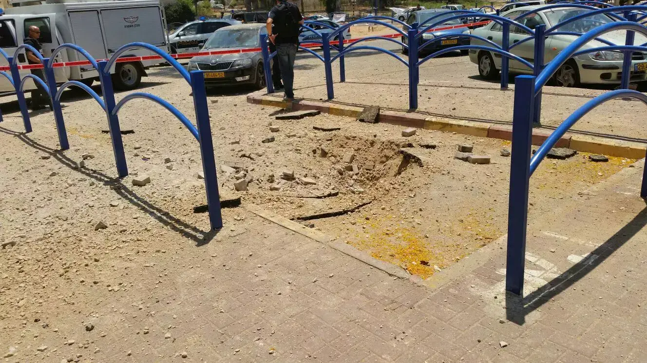 זירת נפילה של רקטה בשדרות. 31 ביולי 2014 זירת נפילה של רקטה בשדרות. 31 ביולי 2014