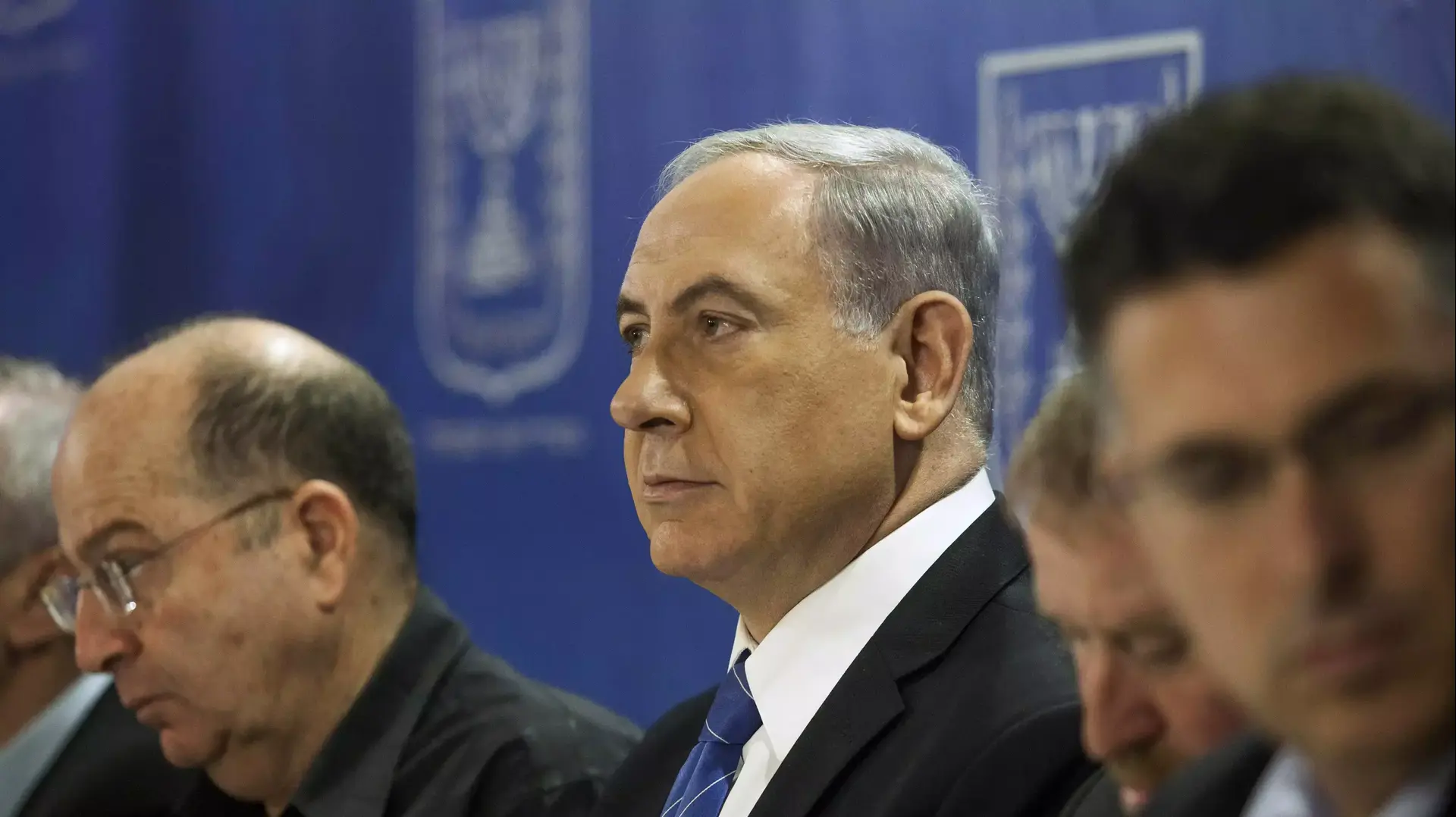 ראש הממשלה בנימין נתניהו ושר הביטחון משה יעלון בישיבת ממשלה בקריה בתל אביב. 31 ביולי 2014 ראש הממשלה בנימין נתניהו ושר הביטחון משה יעלון בישיבת ממשלה בקריה בתל אביב. 31 ביולי 2014