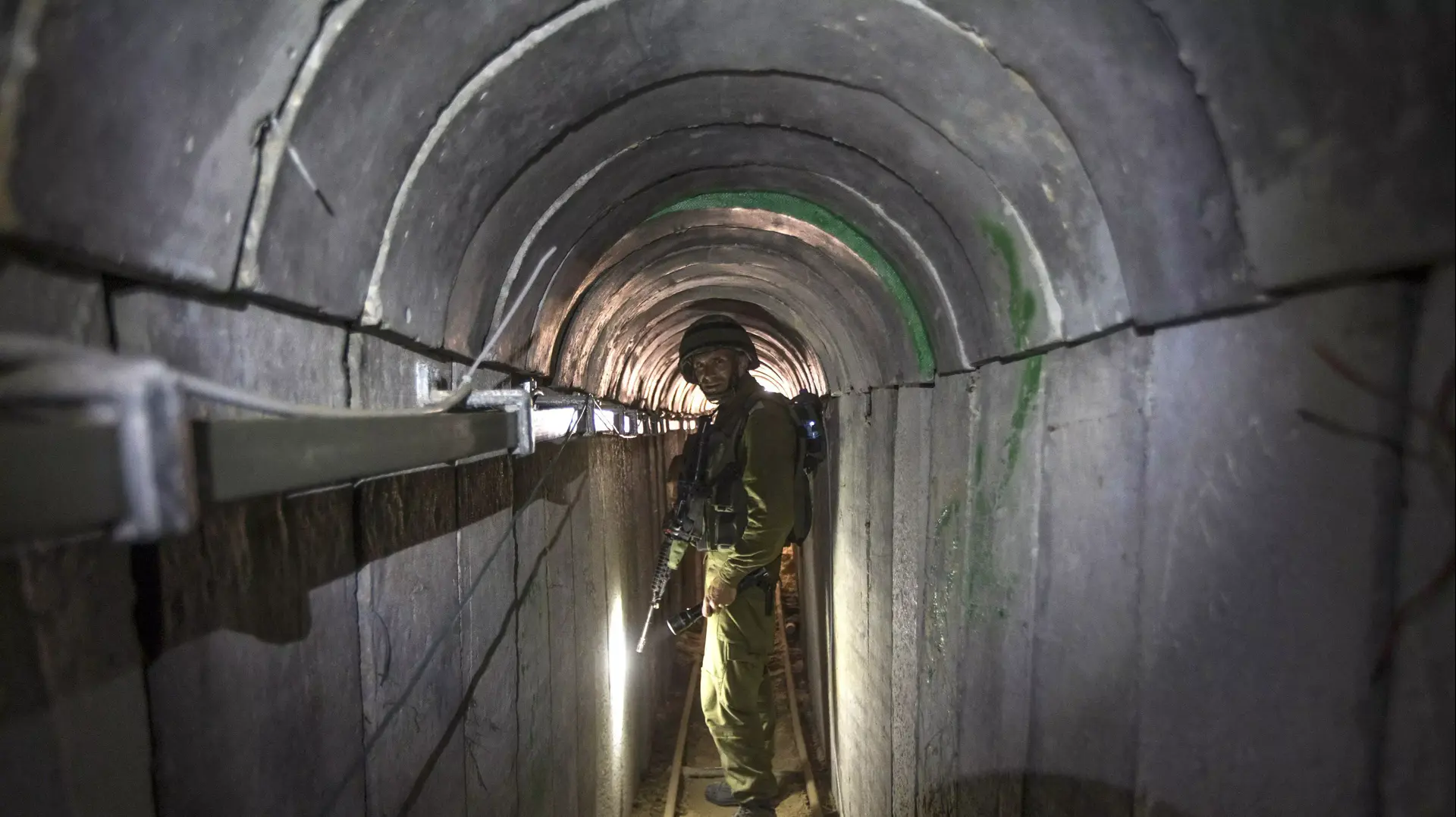 קצין צה"ל במנהרה שחפרו אנשי חמאס בגבול עזה, מבצע צוק איתן, יולי 2014 קצין צה"ל במנהרה שחפרו אנשי חמאס בגבול עזה, מבצע צוק איתן, יולי 2014