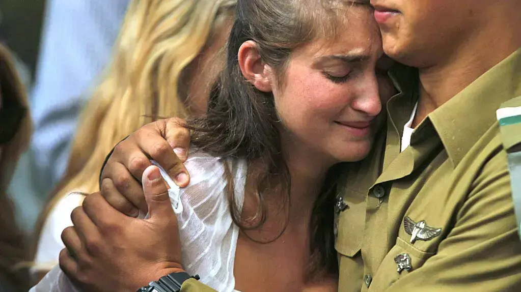 הלווייתו של סמל-ראשון גיא אלגרנטי, שנפל במהלך מבצע צוק איתן, בבית העלמין הצבאי בקריית שאול, יולי 2014 הלווייתו של סמל-ראשון גיא אלגרנטי, שנפל במהלך מבצע צוק איתן, בבית העלמין הצבאי בקריית שאול, יולי 2014