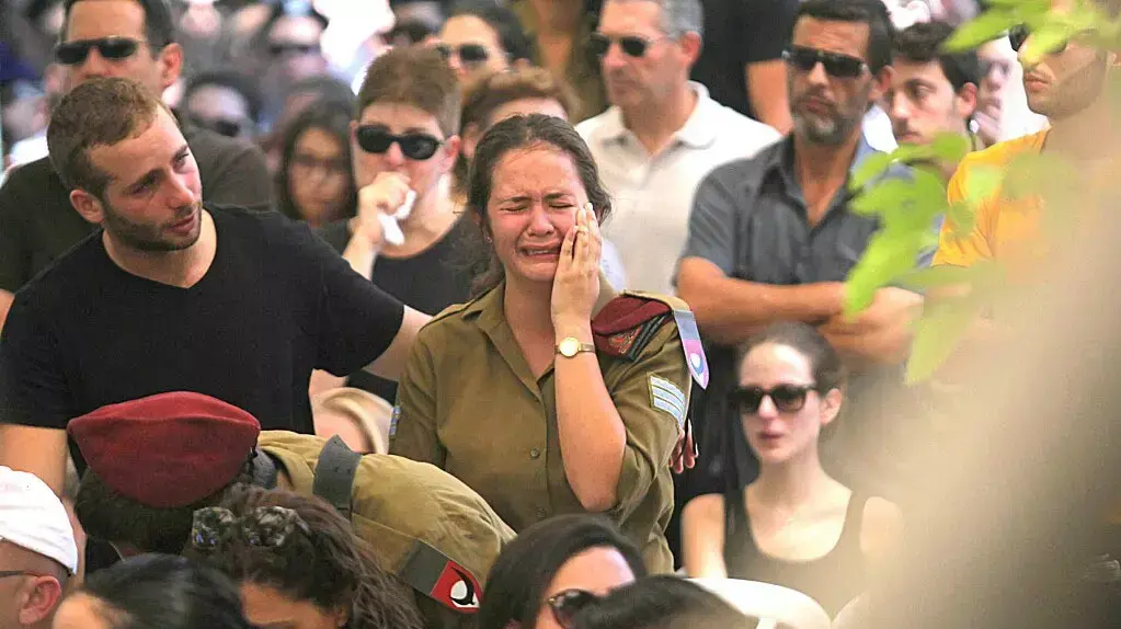 הלווייתו של סמל-ראשון גיא אלגרנטי, שנפל במהלך מבצע צוק איתן, בבית העלמין הצבאי בקריית שאול, יולי 2014 הלווייתו של סמל-ראשון גיא אלגרנטי, שנפל במהלך מבצע צוק איתן, בבית העלמין הצבאי בקריית שאול, יולי 2014