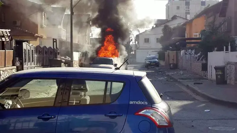 רקטה פוגעת בבניין בקריית גת רקטה פוגעת בבניין בקריית גת