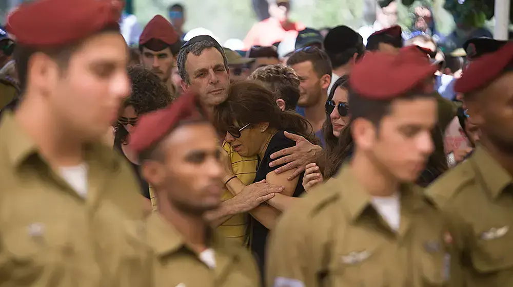 הלווייתו של סמל-ראשון גיא אלגרנטי, שנפל במהלך מבצע צוק איתן, בבית העלמין הצבאי בקריית שאול, יולי 2014 הלווייתו של סמל-ראשון גיא אלגרנטי, שנפל במהלך מבצע צוק איתן, בבית העלמין הצבאי בקריית שאול, יולי 2014