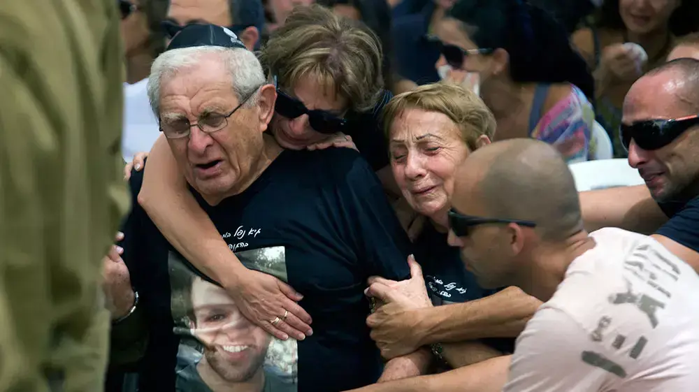 הלווייתו של סמל-ראשון גיא אלגרנטי, שנפל במהלך מבצע צוק איתן, בבית העלמין הצבאי בקריית שאול, יולי 2014 הלווייתו של סמל-ראשון גיא אלגרנטי, שנפל במהלך מבצע צוק איתן, בבית העלמין הצבאי בקריית שאול, יולי 2014