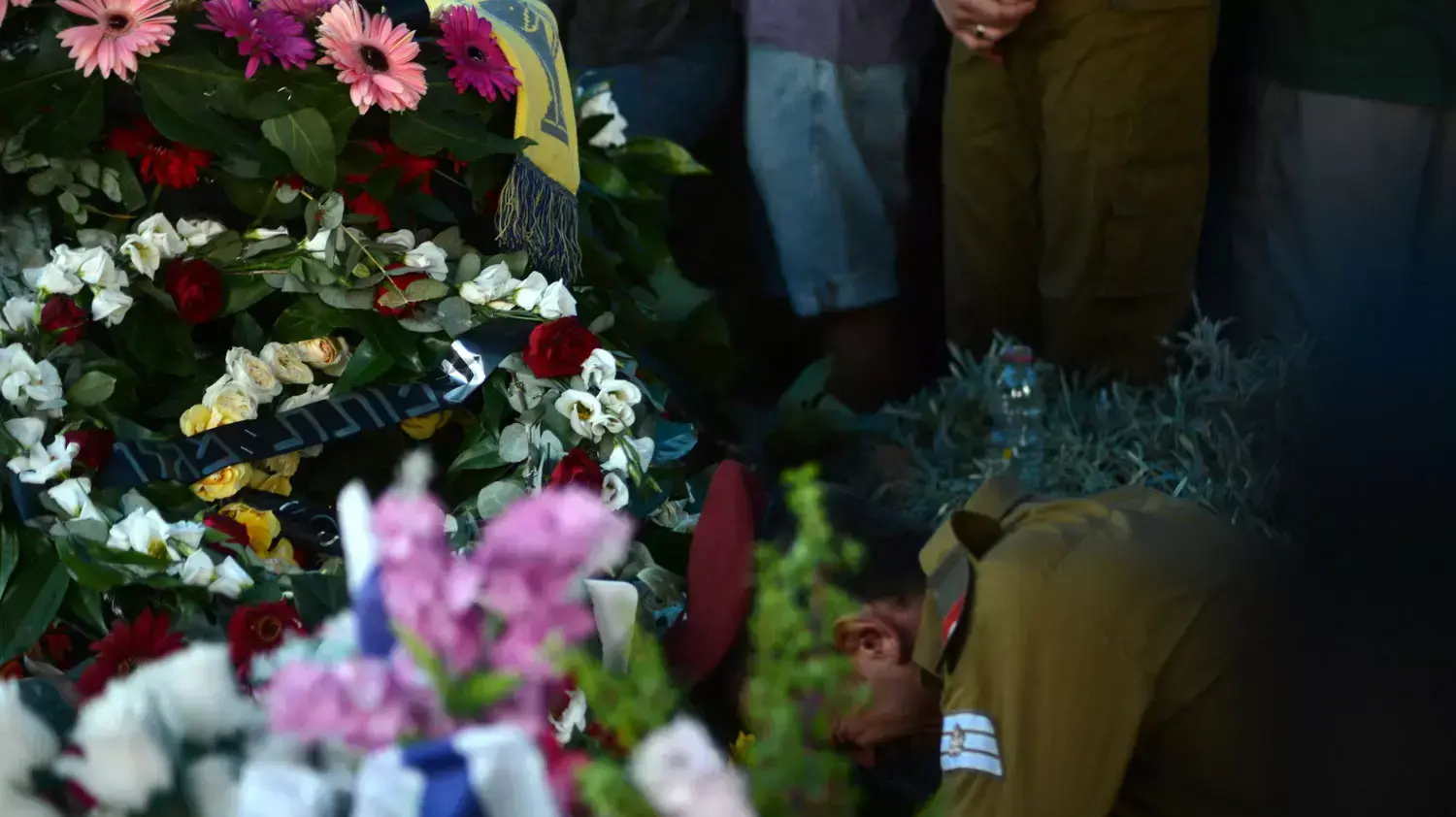 הלווייתו של סמל-ראשון מתן גוטליב, שנפל במהלך מבצע צוק איתן, בבית העלמין ראשון לציון, יולי 2014 הלווייתו של סמל-ראשון מתן גוטליב, שנפל במהלך מבצע צוק איתן, בבית העלמין ראשון לציון, יולי 2014