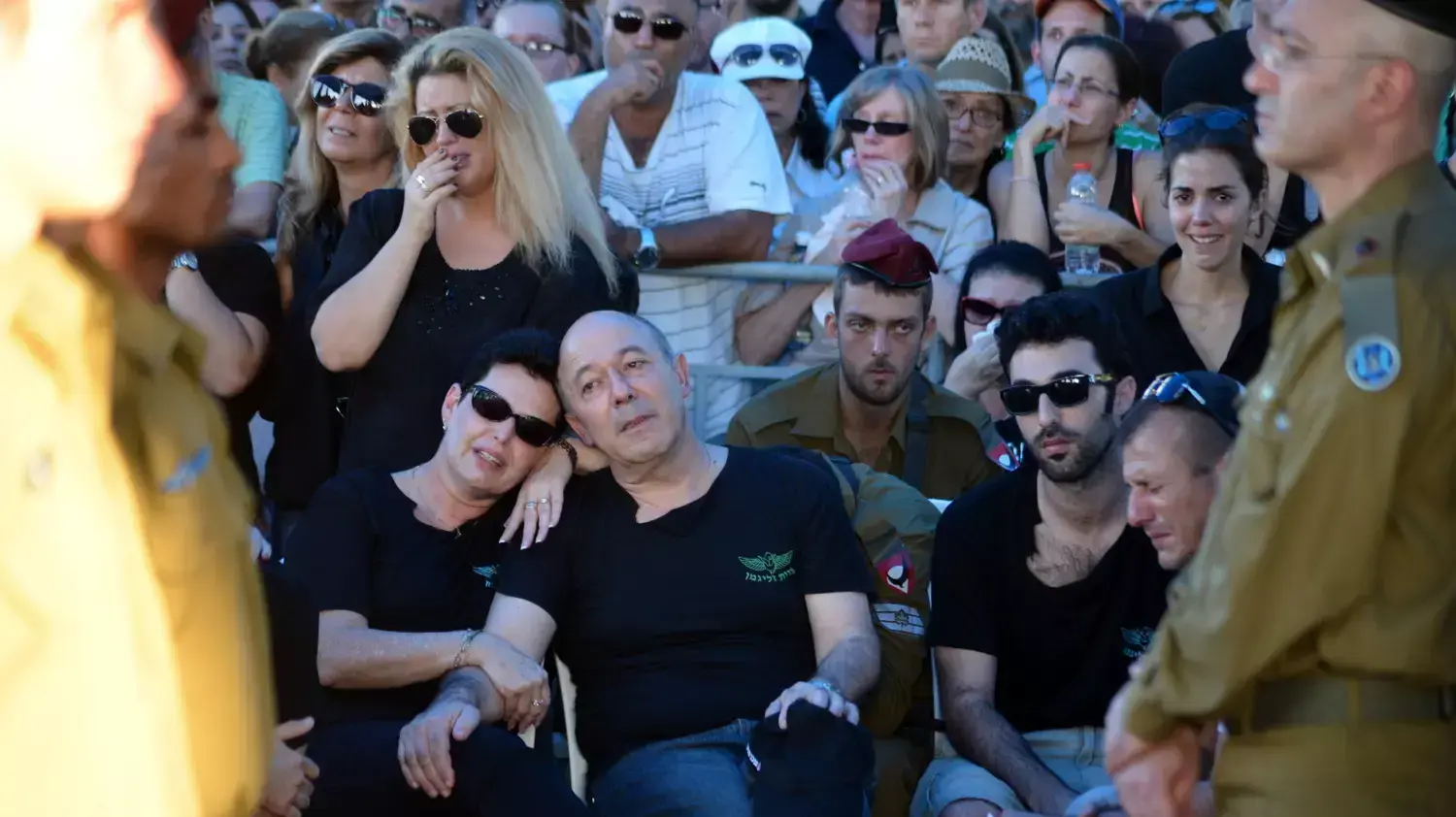 הלווייתו של סמל-ראשון מתן גוטליב, שנפל במהלך מבצע צוק איתן, בבית העלמין ראשון לציון, יולי 2014 הלווייתו של סמל-ראשון מתן גוטליב, שנפל במהלך מבצע צוק איתן, בבית העלמין ראשון לציון, יולי 2014
