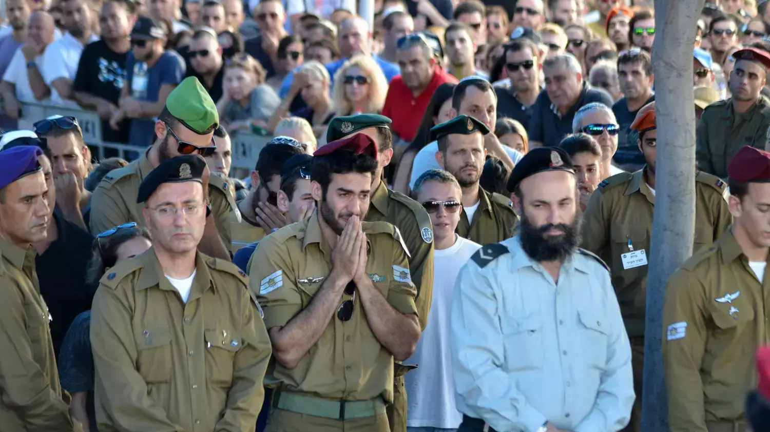 הלווייתו של סמל-ראשון מתן גוטליב, שנפל במהלך מבצע צוק איתן, בבית העלמין ראשון לציון, יולי 2014 הלווייתו של סמל-ראשון מתן גוטליב, שנפל במהלך מבצע צוק איתן, בבית העלמין ראשון לציון, יולי 2014
