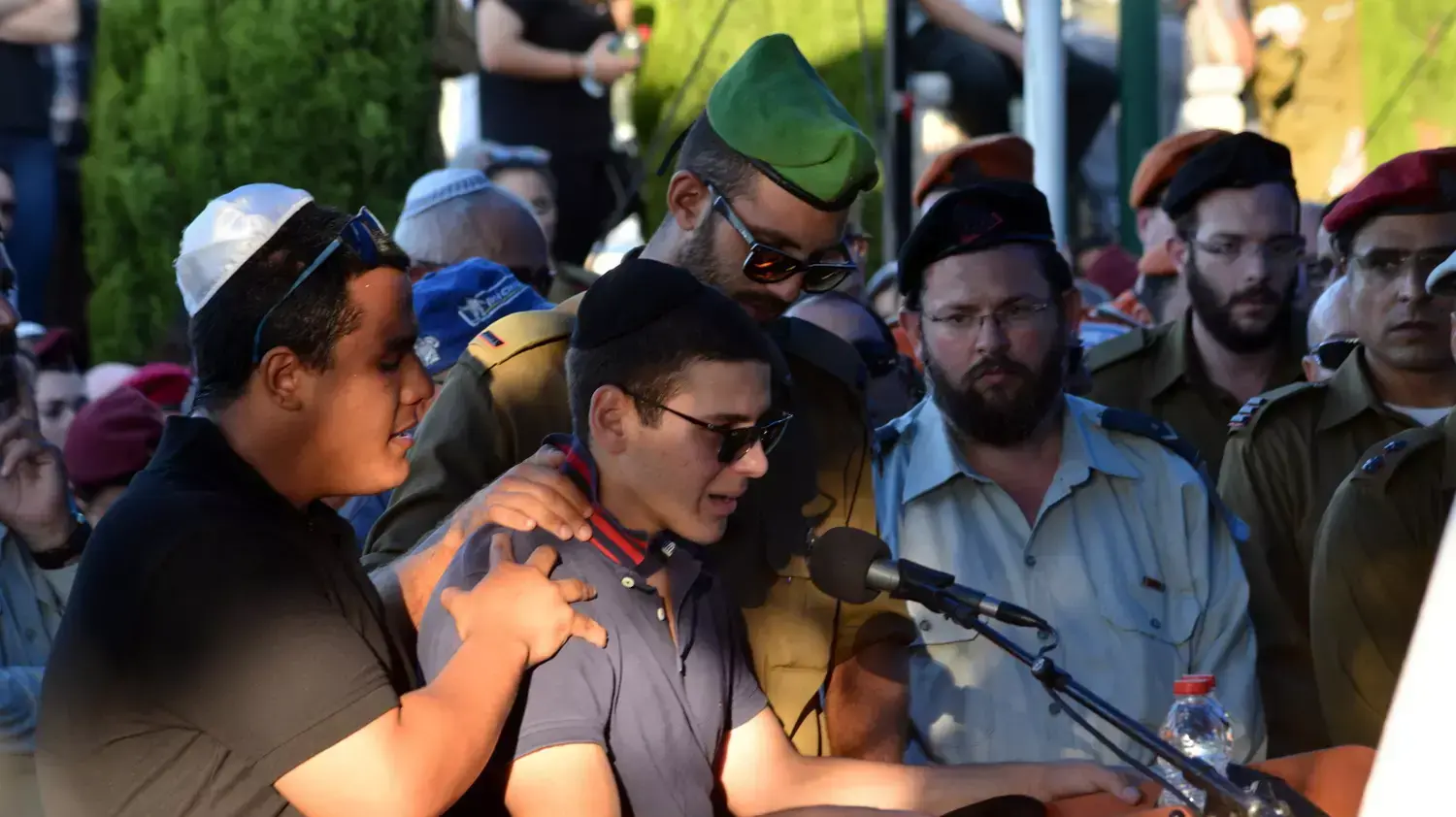 הלווייתו של סמל-ראשון מתן גוטליב, שנפל במהלך מבצע צוק איתן, בבית העלמין ראשון לציון, יולי 2014 הלווייתו של סמל-ראשון מתן גוטליב, שנפל במהלך מבצע צוק איתן, בבית העלמין ראשון לציון, יולי 2014