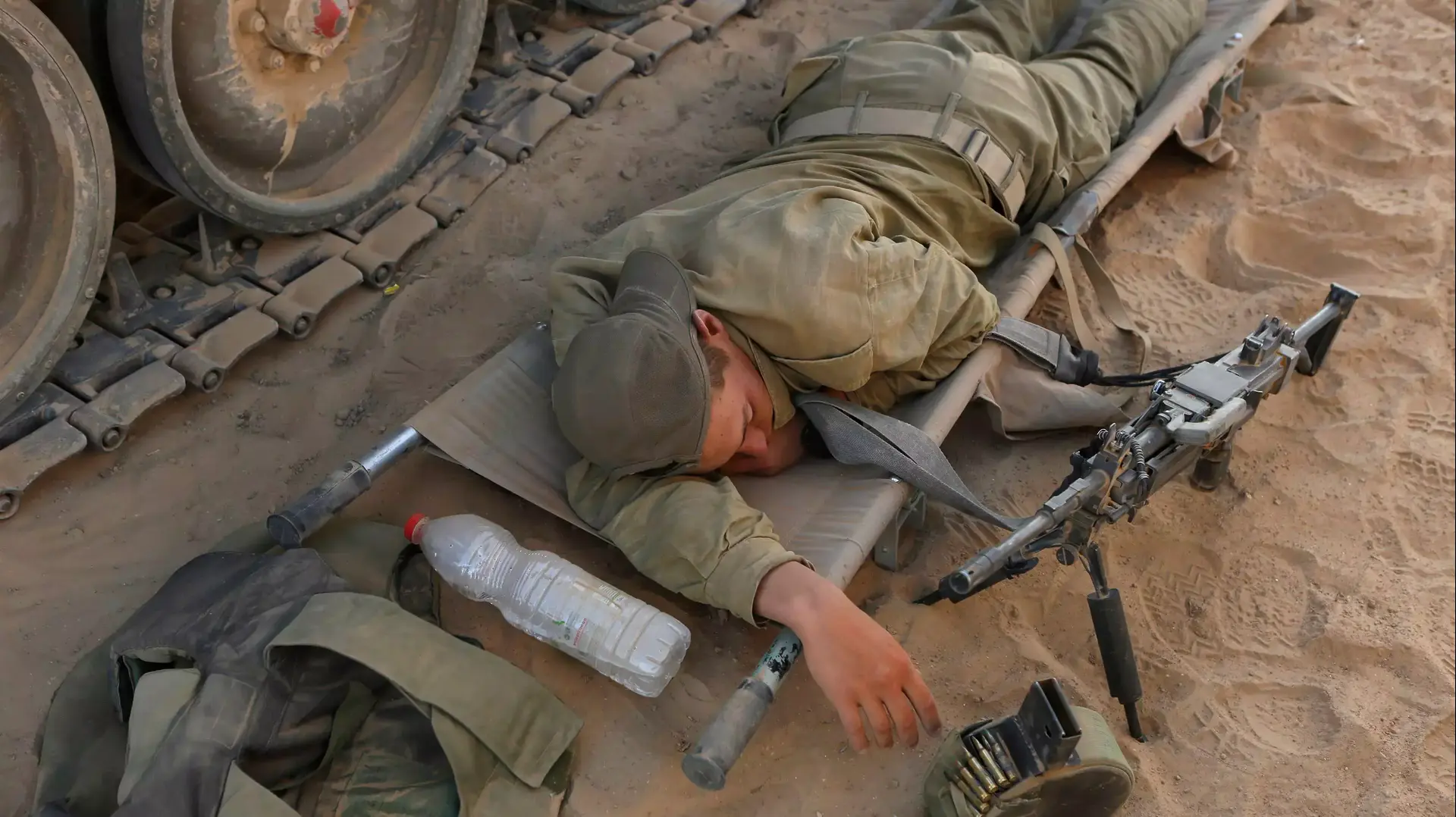 חייל בגבול רצועת עזה מוצא מנוחה על אלונקה, אוגוסט 2014 חייל בגבול רצועת עזה מוצא מנוחה על אלונקה, אוגוסט 2014