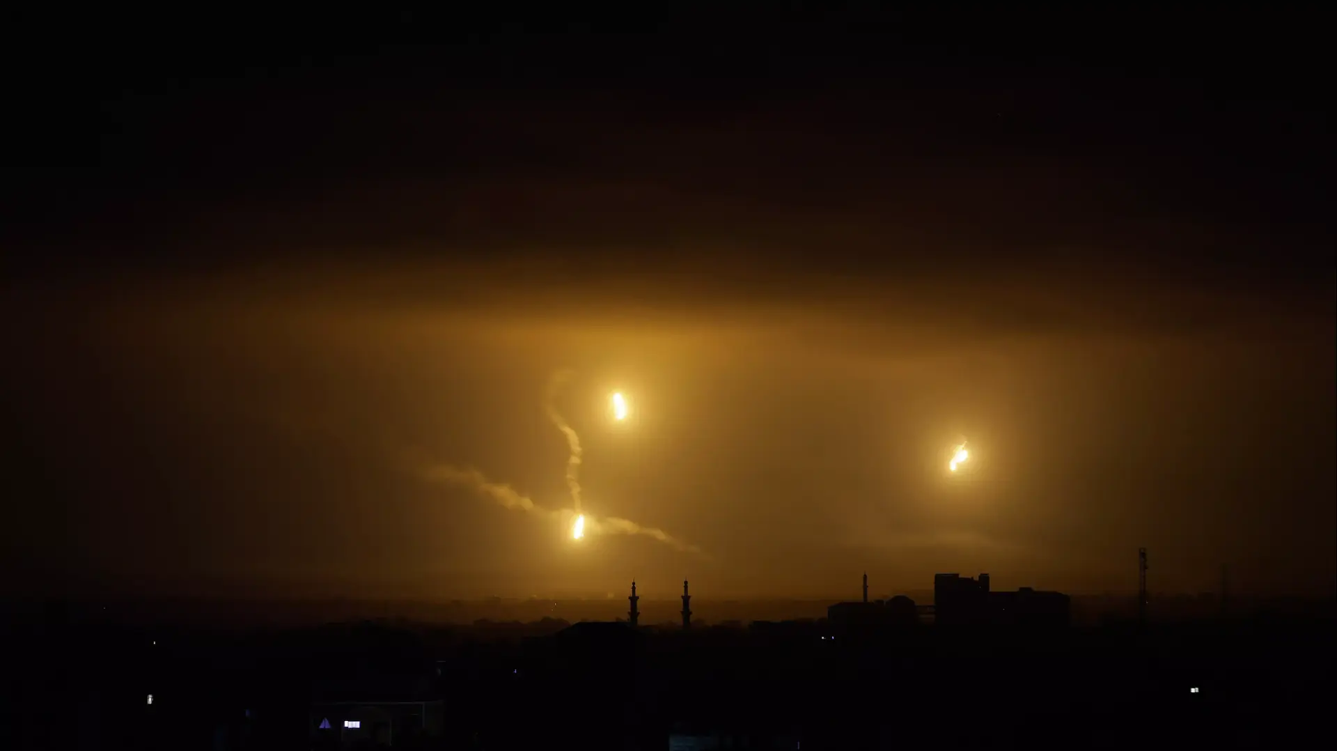 פצצות תאורה מעל העיר עזה, אוגוסט 2014 פצצות תאורה מעל העיר עזה, אוגוסט 2014