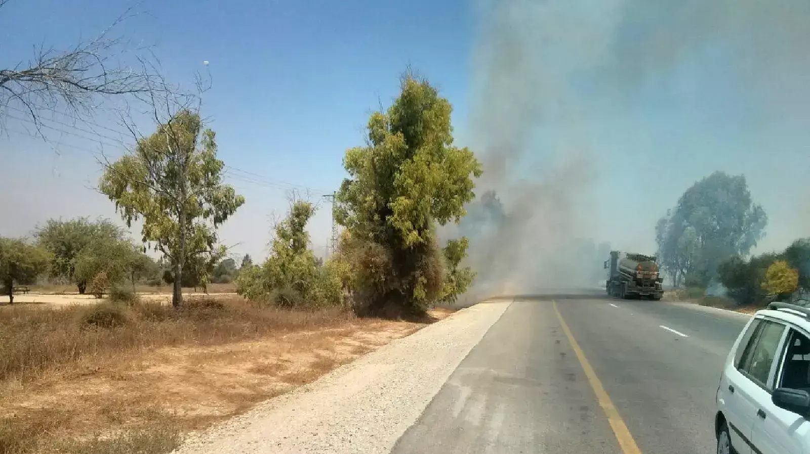 שריפה שפרצה במועצה האזורית אשכול בעקבות נפילת רקטה שריפה שפרצה במועצה האזורית אשכול בעקבות נפילת רקטה