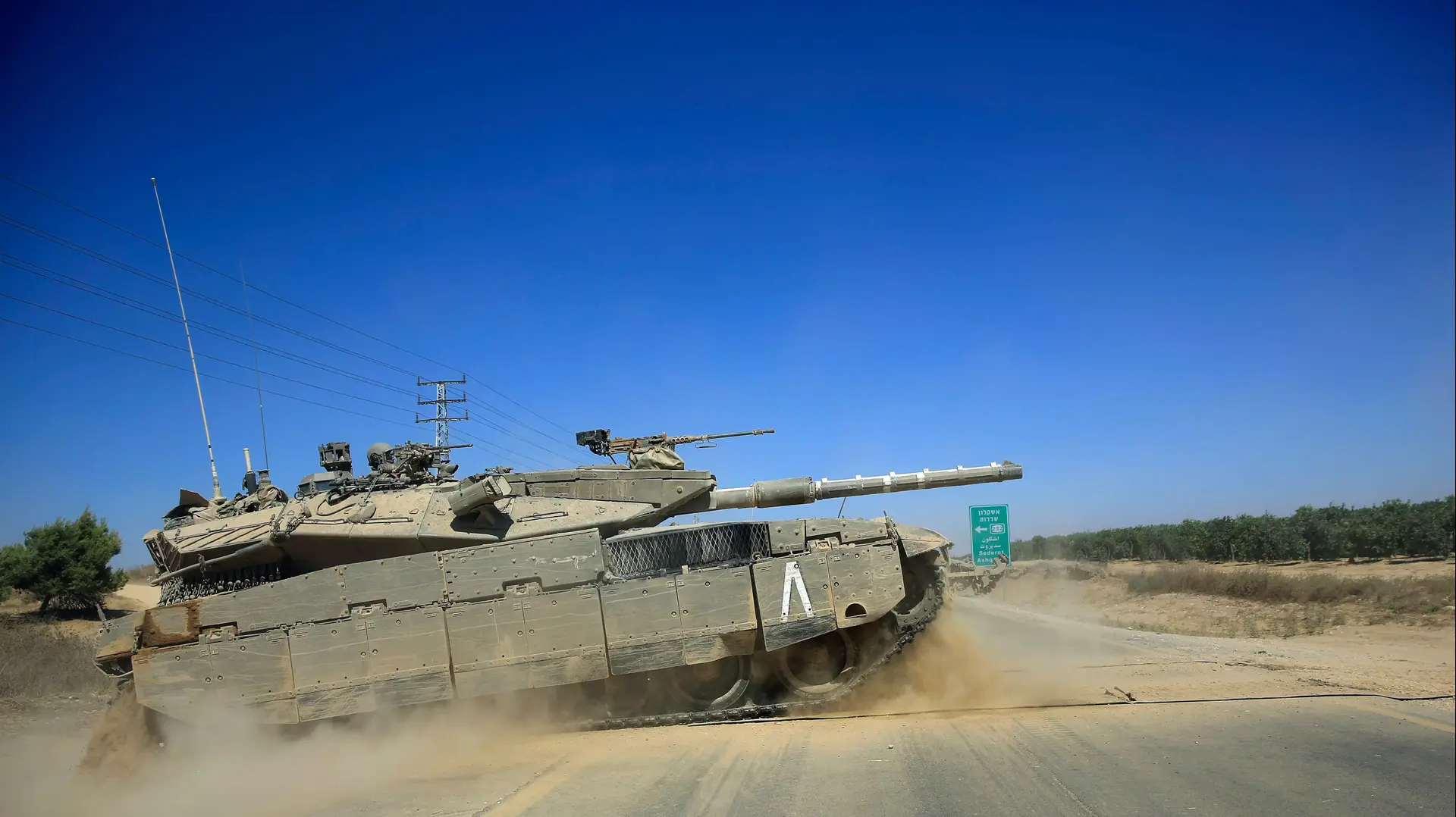 טנק מרכבה צה"לי חוצה כביש מחוץ לרצועת עזה, מבצע צוק איתן, יולי 2014 טנק מרכבה צה"לי חוצה כביש מחוץ לרצועת עזה, מבצע צוק איתן, יולי 2014