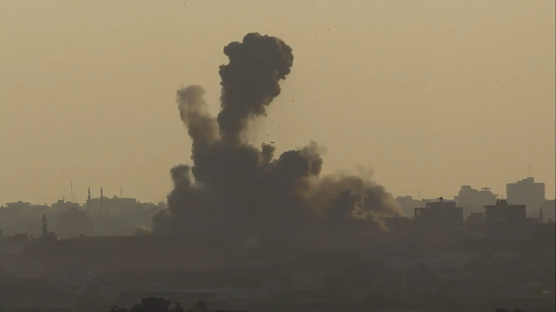 עשן מיתמר בשמי צפון רצועת עזה. 2 באוגוסט 2014 עשן מיתמר בשמי צפון רצועת עזה. 2 באוגוסט 2014