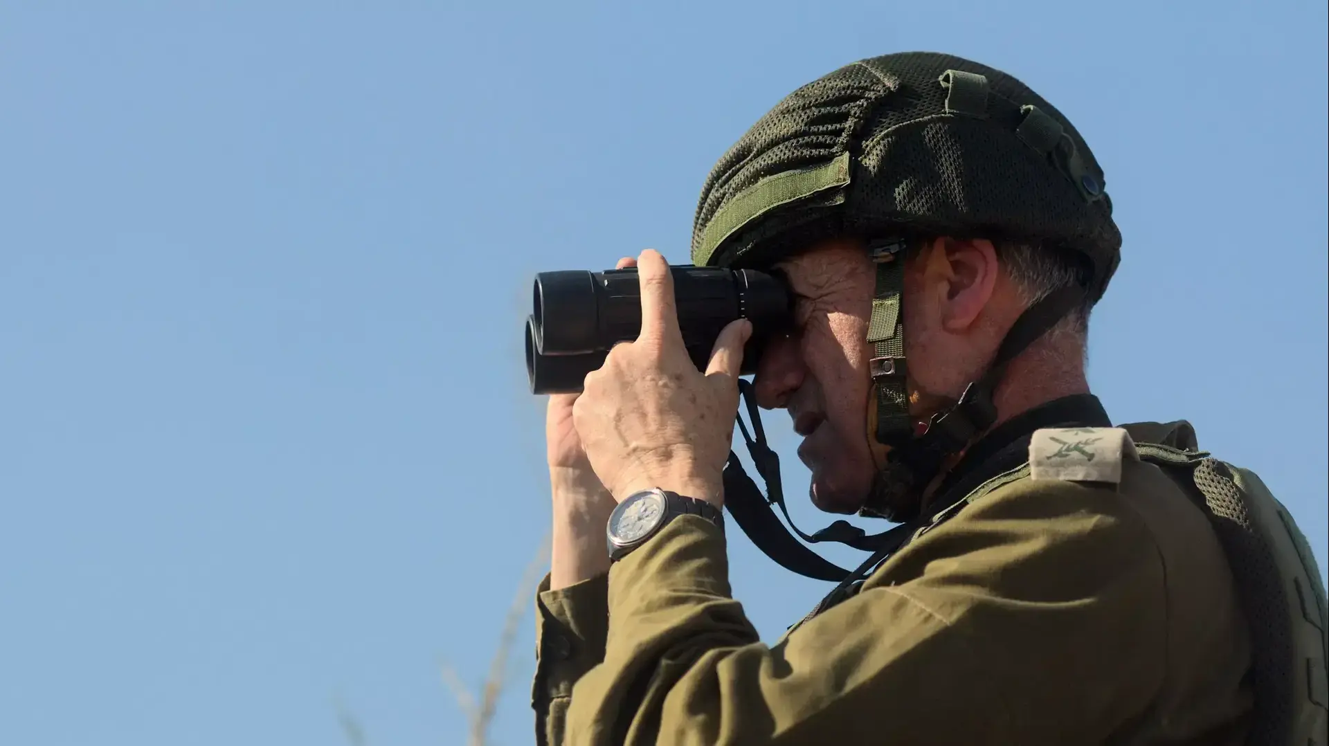 הרמטכ"ל רא"ל בני גנץ משקיף אל עבר רצועת עזה. 2 באוגוסט 2014 הרמטכ"ל רא"ל בני גנץ משקיף אל עבר רצועת עזה. 2 באוגוסט 2014