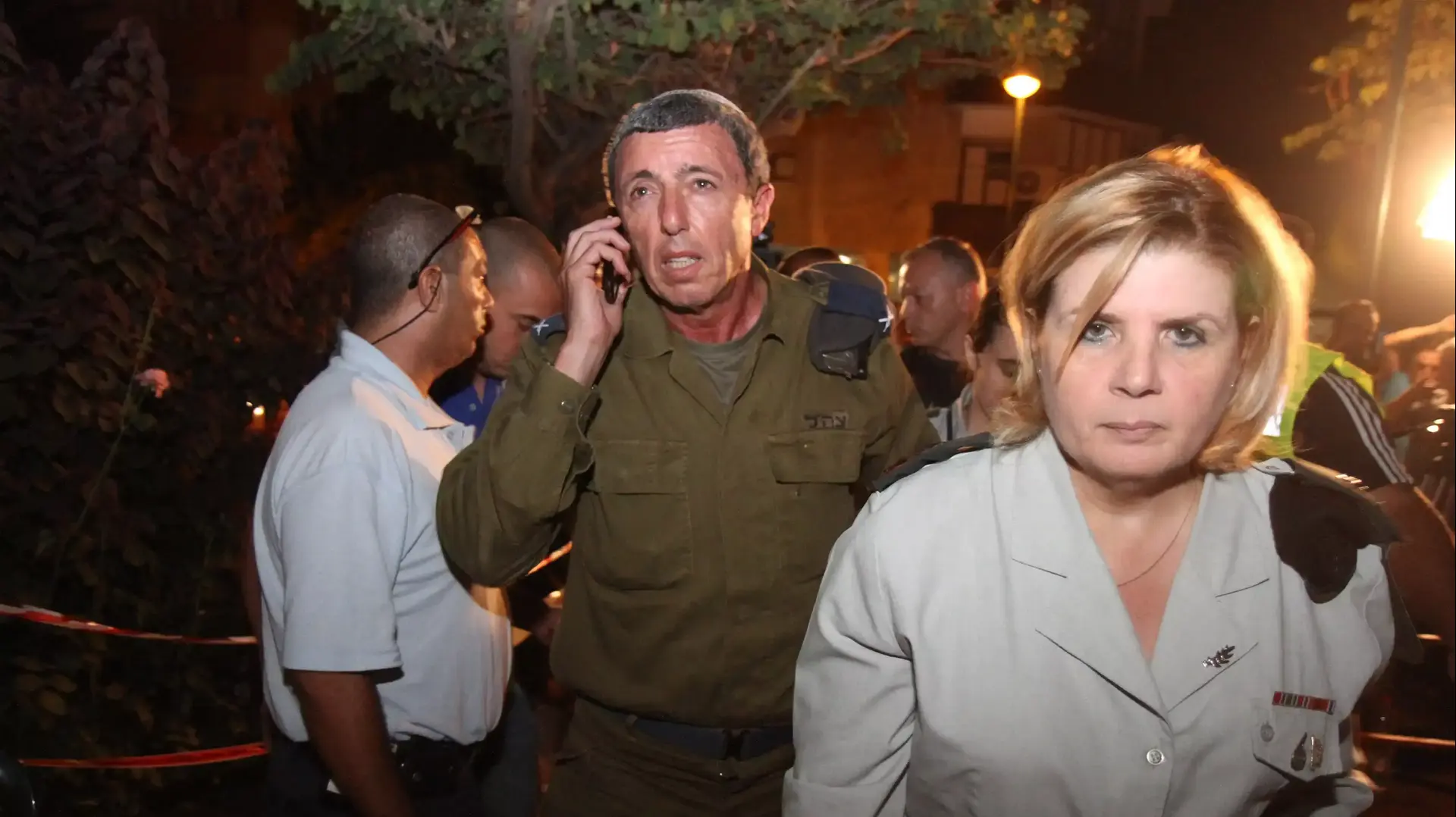 שר הביטחון מגיע יחד עם ראש אכ"א והרב הצבאי הראשי לבית משפחת סגן-משנה הדר גולדין בכפר סבא שר הביטחון מגיע יחד עם ראש אכ"א והרב הצבאי הראשי לבית משפחת סגן-משנה הדר גולדין בכפר סבא