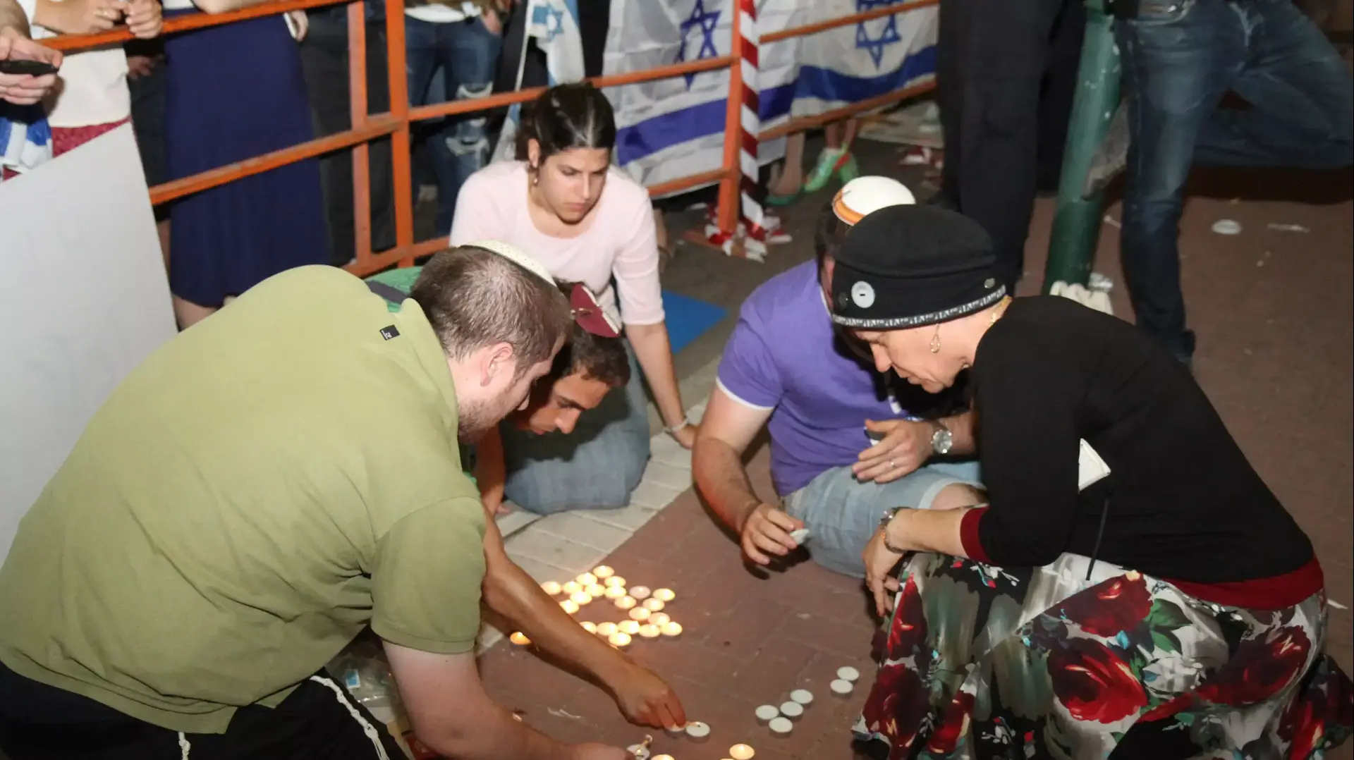 הפגנת תמיכה מחוץ לבית משפחת החייל השבוי הדר גולדין בכפר סבא,אוגוסט 2014 הפגנת תמיכה מחוץ לבית משפחת החייל השבוי הדר גולדין בכפר סבא,אוגוסט 2014