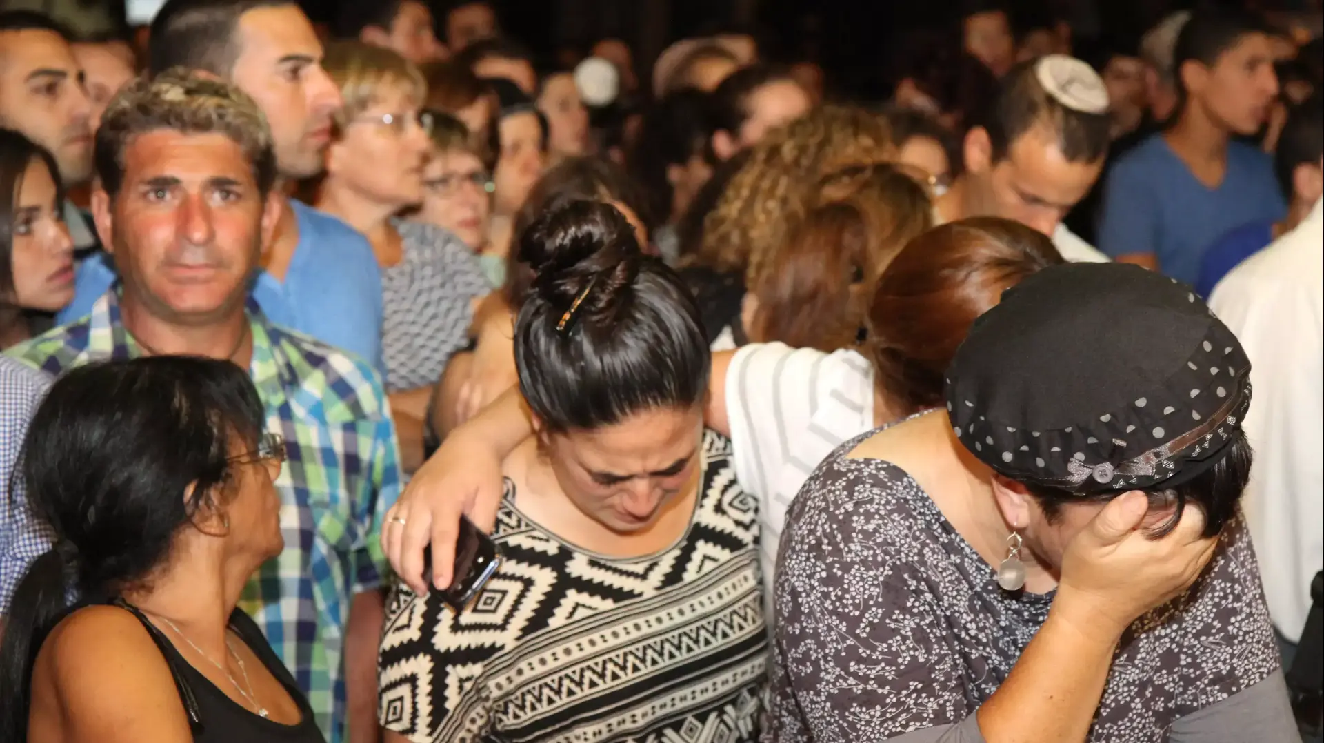 הפגנת תמיכה מחוץ לבית משפחת החייל השבוי הדר גולדין בכפר סבא,אוגוסט 2014 הפגנת תמיכה מחוץ לבית משפחת החייל השבוי הדר גולדין בכפר סבא,אוגוסט 2014