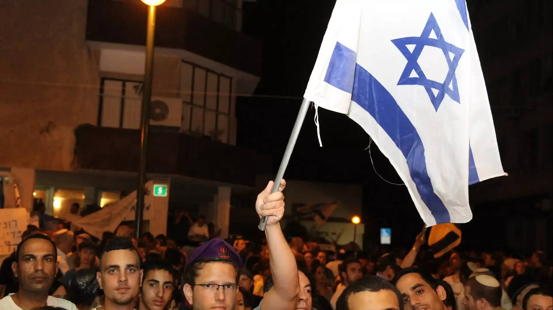 הפגנת תמיכה מחוץ לבית משפחת החייל השבוי הדר גולדין בכפר סבא,אוגוסט 2014 הפגנת תמיכה מחוץ לבית משפחת החייל השבוי הדר גולדין בכפר סבא,אוגוסט 2014