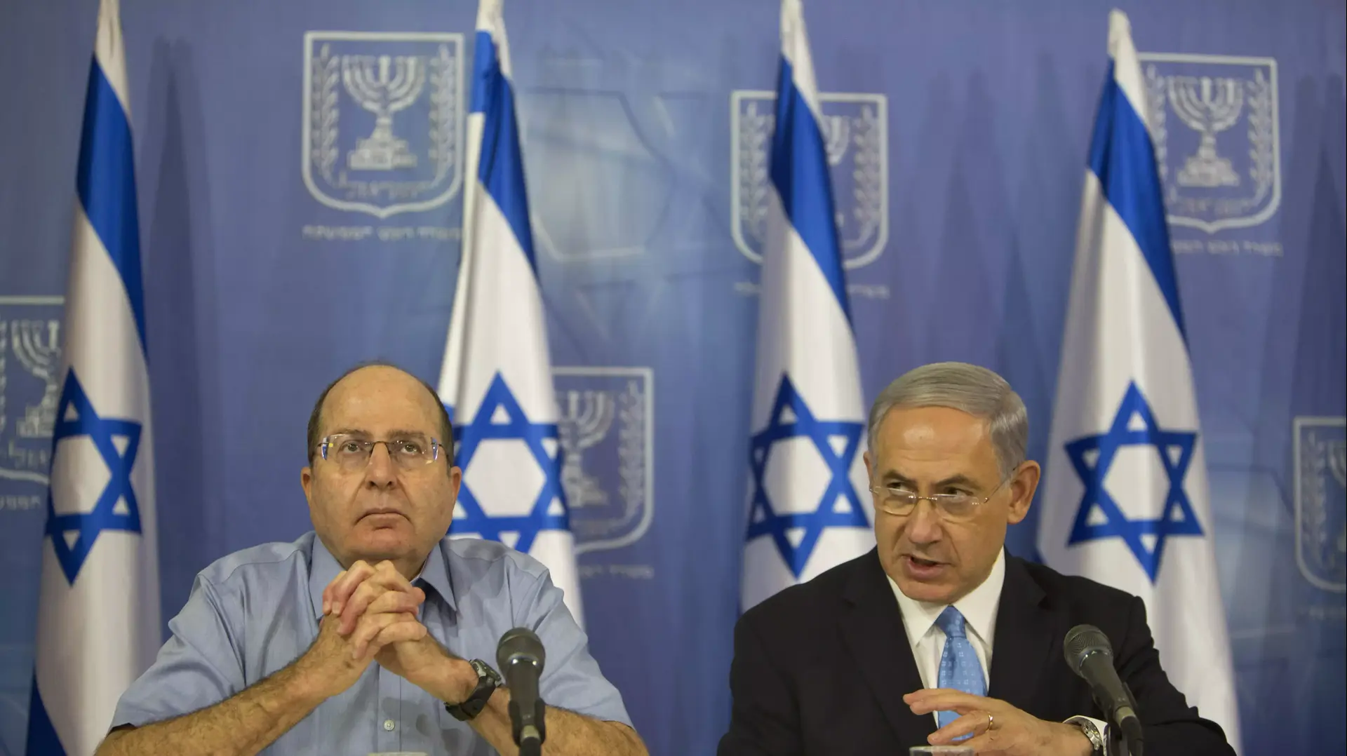 ראש הממשלה בנימין נתניהו ושר הביטחון משה יעלון במסיבת עיתונאים בקריה בתל אביב. 2 באוגוסט 2014 ראש הממשלה בנימין נתניהו ושר הביטחון משה יעלון במסיבת עיתונאים בקריה בתל אביב. 2 באוגוסט 2014