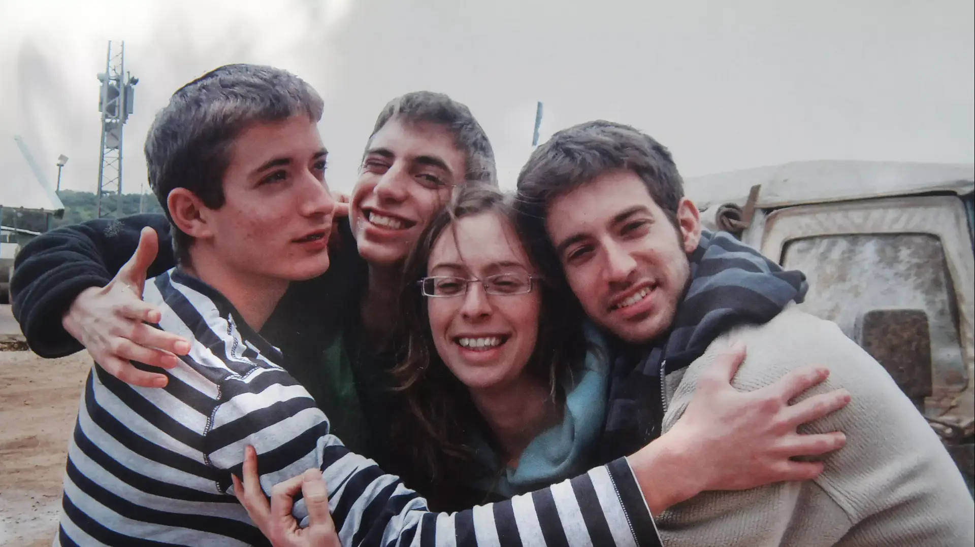 סגן הדר גולדין, שנפל במהלך מבצע צוק איתן, עם אחיו התאום צור, אחיו חמי ואחותו איילת סגן הדר גולדין, שנפל במהלך מבצע צוק איתן, עם אחיו התאום צור, אחיו חמי ואחותו איילת