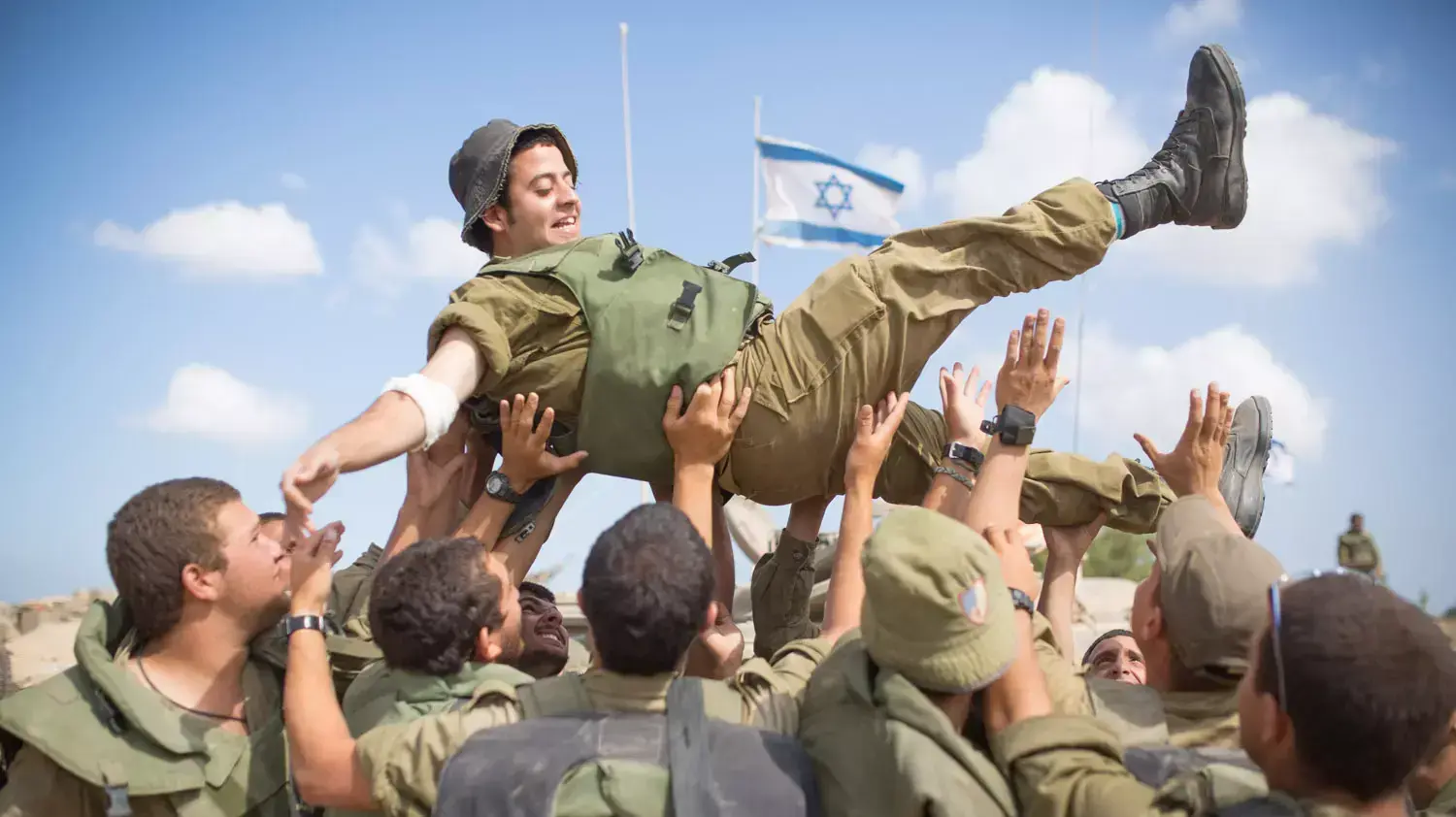 כוחות צה"ל בשטחי הכינוס בדרום על גבול רצועת עזה הבוקר, אוגוסט 2014 כוחות צה"ל בשטחי הכינוס בדרום על גבול רצועת עזה הבוקר, אוגוסט 2014