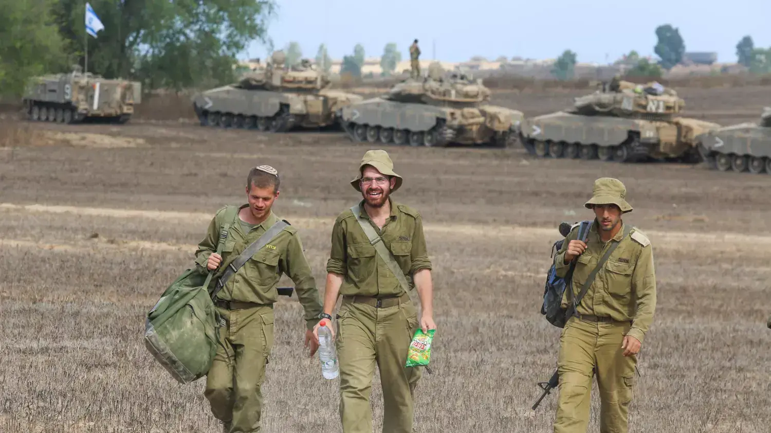 כוחות צה"ל בשטחי הכינוס בדרום על גבול רצועת עזה הבוקר, אוגוסט 2014 כוחות צה"ל בשטחי הכינוס בדרום על גבול רצועת עזה הבוקר, אוגוסט 2014
