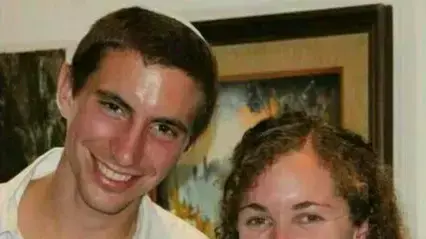 הדר גולדין וארוסתו עדנה סרוסי. יולי 2014 הדר גולדין וארוסתו עדנה סרוסי. יולי 2014