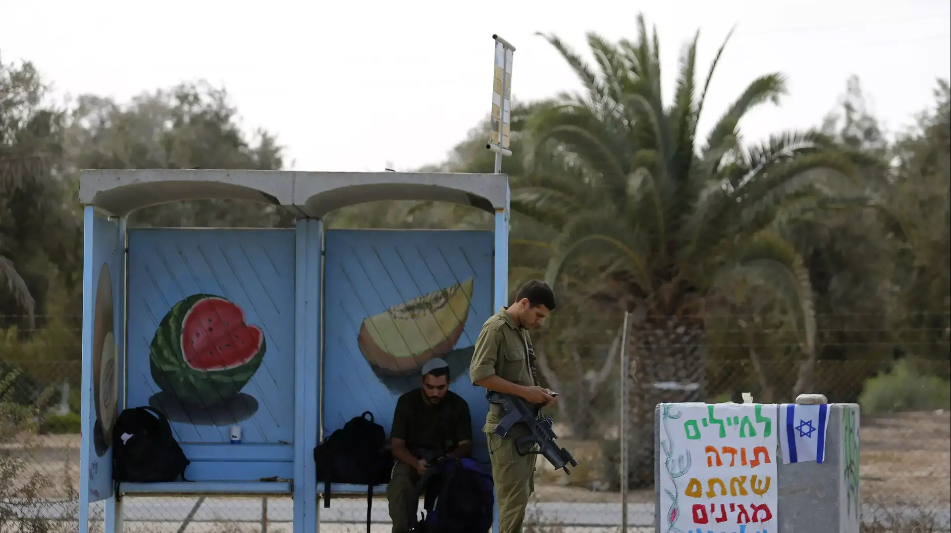 חיילים בתחנת אוטובוס ליד קיבוץ סעד בעוטף עזה. 3 באוגוסט 2014 חיילים בתחנת אוטובוס ליד קיבוץ סעד בעוטף עזה. 3 באוגוסט 2014