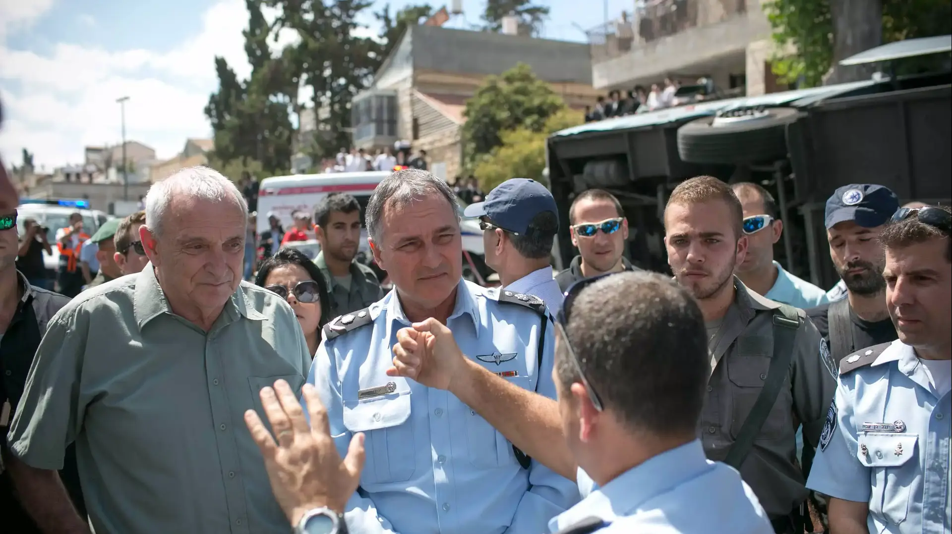 השר לביטחון פנים, יצחק אהרונוביץ', ומפכ"ל המשטרה, יוחנן דנינו, בזירת פיגוע הדריסה בירושלים, אוגוסט 2014 השר לביטחון פנים, יצחק אהרונוביץ', ומפכ"ל המשטרה, יוחנן דנינו, בזירת פיגוע הדריסה בירושלים, אוגוסט 2014