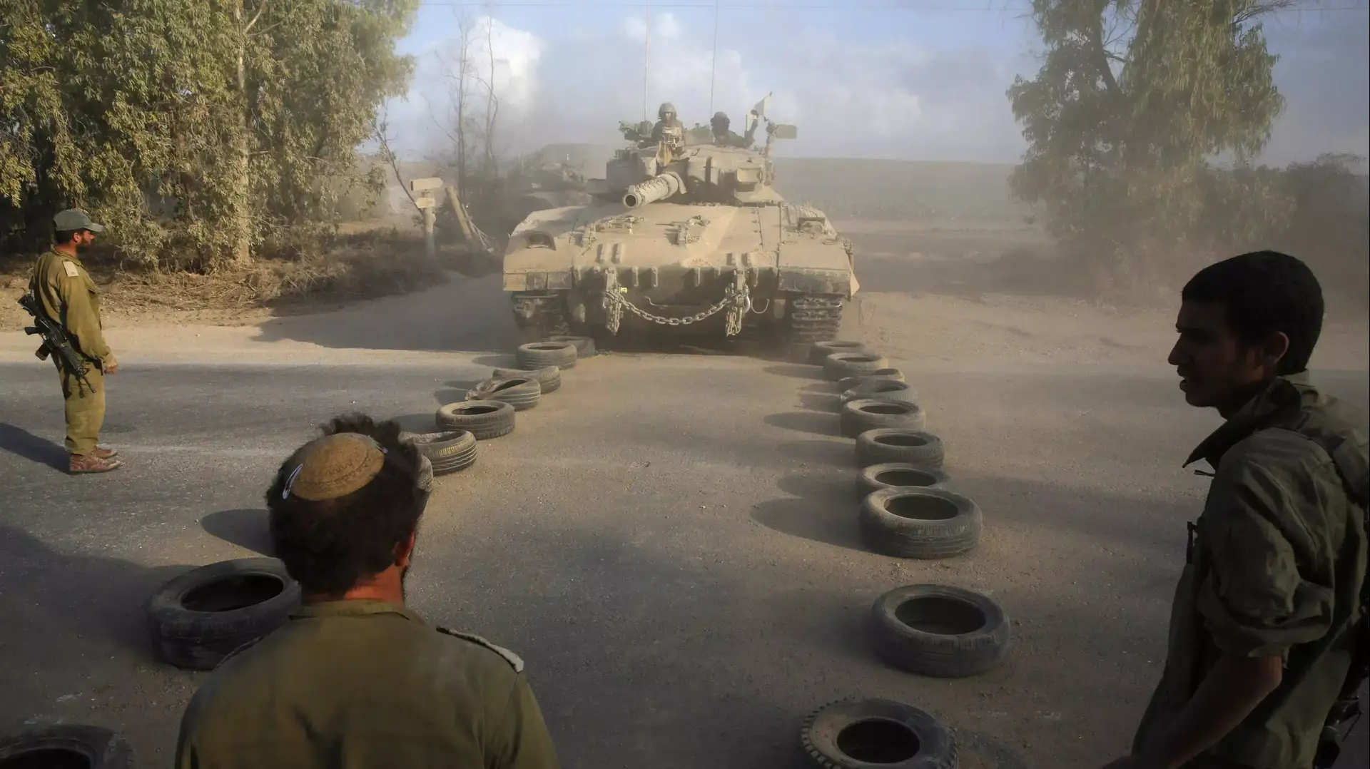 כוחות צה"ל בשטח כינוס ליד גבול רצועת עזה. 4 באוגוסט 2014 כוחות צה"ל בשטח כינוס ליד גבול רצועת עזה. 4 באוגוסט 2014