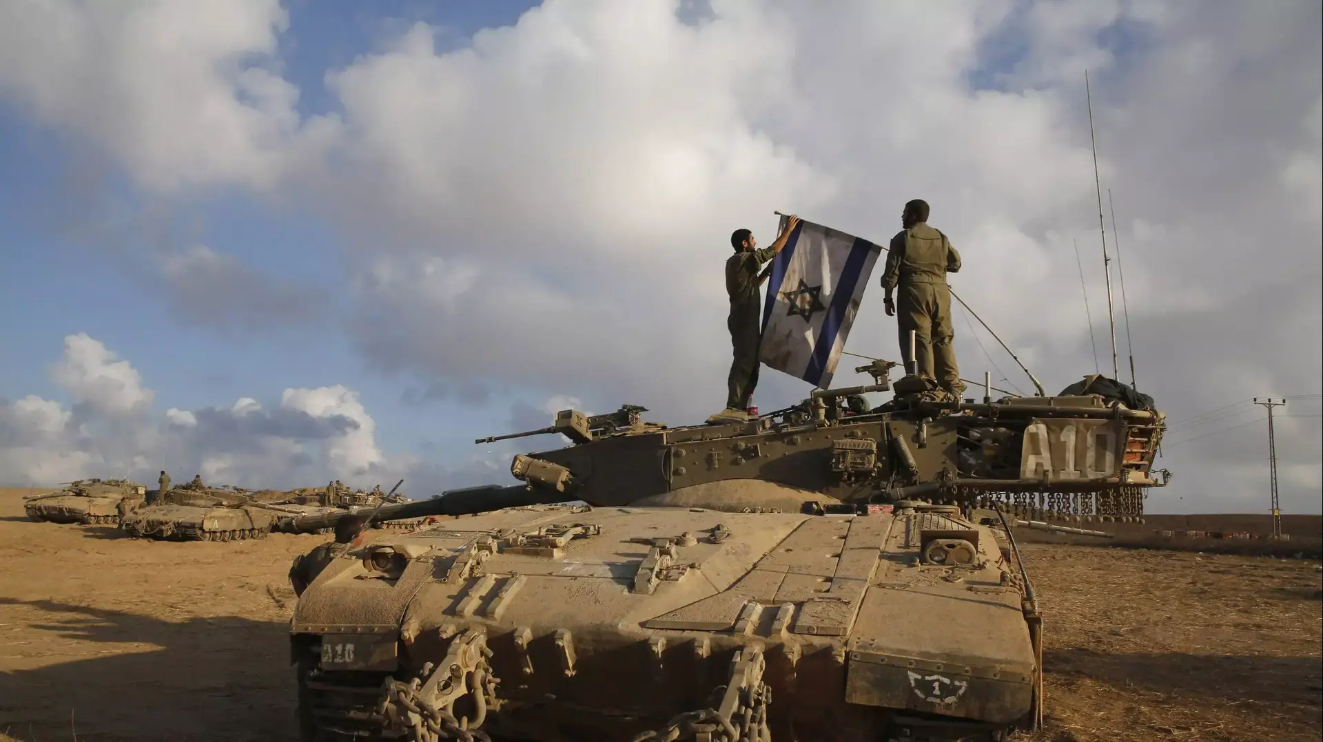 כוחות צה"ל בשטח כינוס ליד גבול רצועת עזה. 4 באוגוסט 2014 כוחות צה"ל בשטח כינוס ליד גבול רצועת עזה. 4 באוגוסט 2014