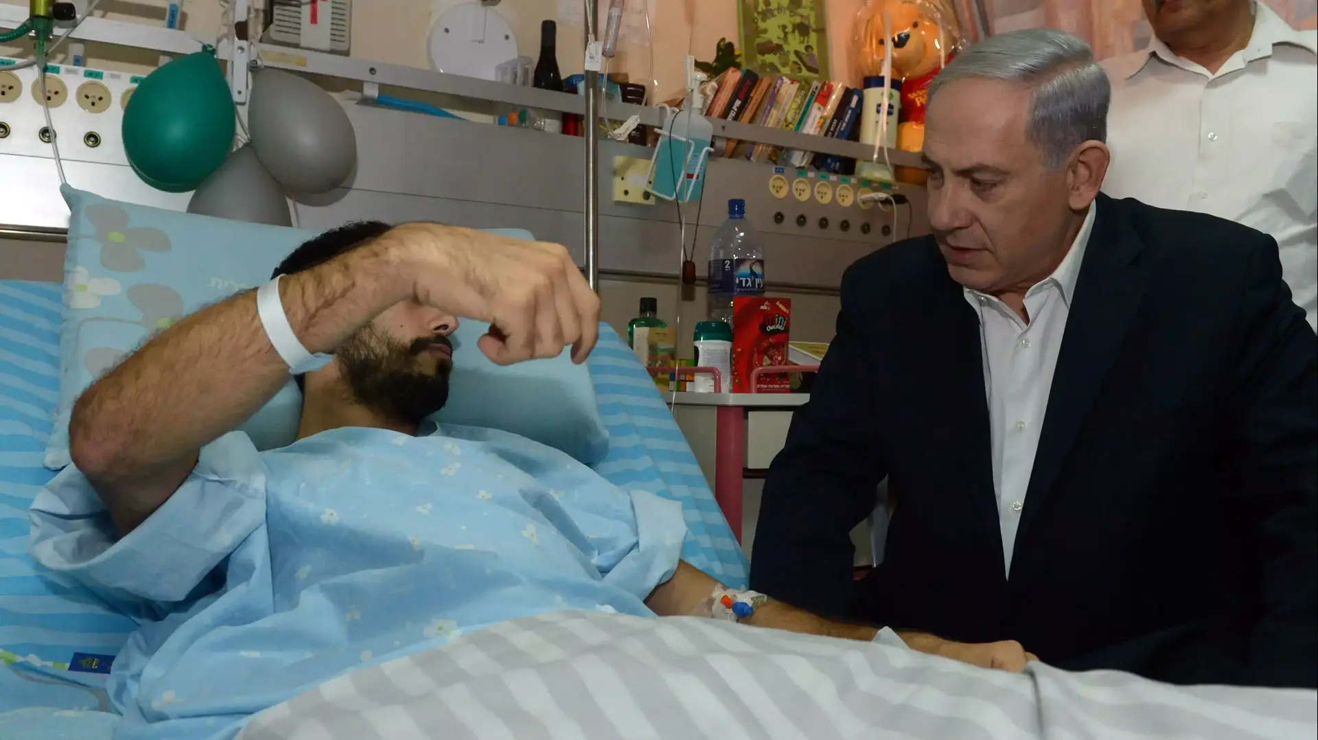 ראש הממשלה בנימין נתניהו מבקר פצועים בבית החולים סורוקה, אוגוסט 2014 ראש הממשלה בנימין נתניהו מבקר פצועים בבית החולים סורוקה, אוגוסט 2014