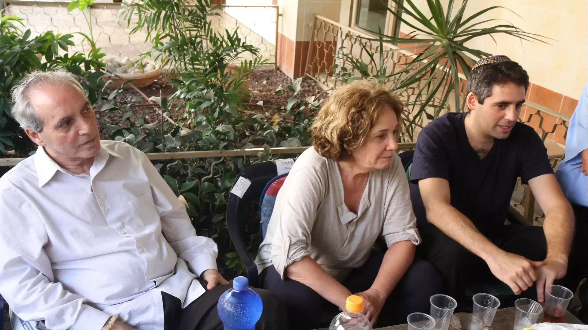 ההורים רחל ודוד, והאח אוהד, של סרן לירן אדרי, שנפל במבצע צוק איתן, בבית המשפחה בנתניה, , אוגוסט 2014 ההורים רחל ודוד, והאח אוהד, של סרן לירן אדרי, שנפל במבצע צוק איתן, בבית המשפחה בנתניה, , אוגוסט 2014