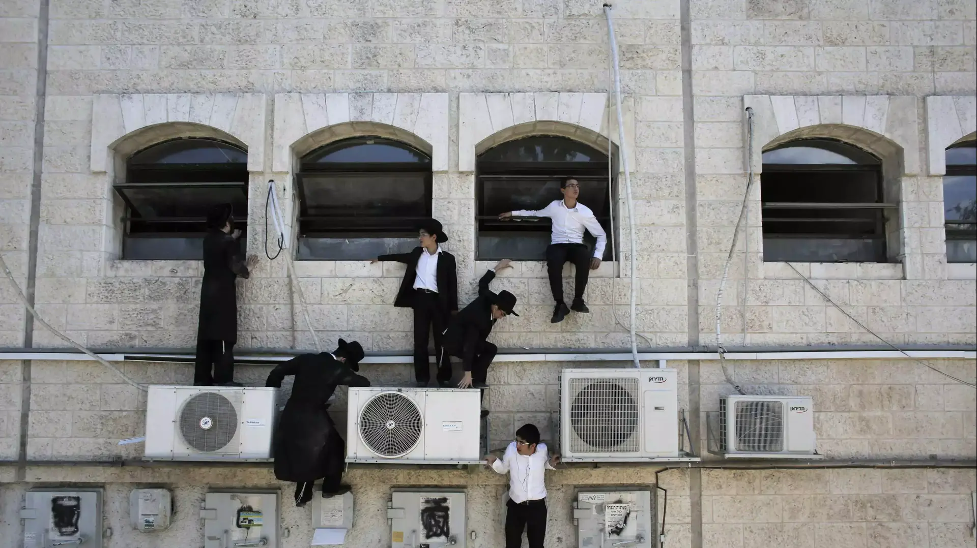 חרדים בירושלים אחרי פיגוע הדריסה ברחוב זקס שבו נהרג אדם אחד וחמישה נפצעו. 4 באוגוסט 2014 חרדים בירושלים אחרי פיגוע הדריסה ברחוב זקס שבו נהרג אדם אחד וחמישה נפצעו. 4 באוגוסט 2014