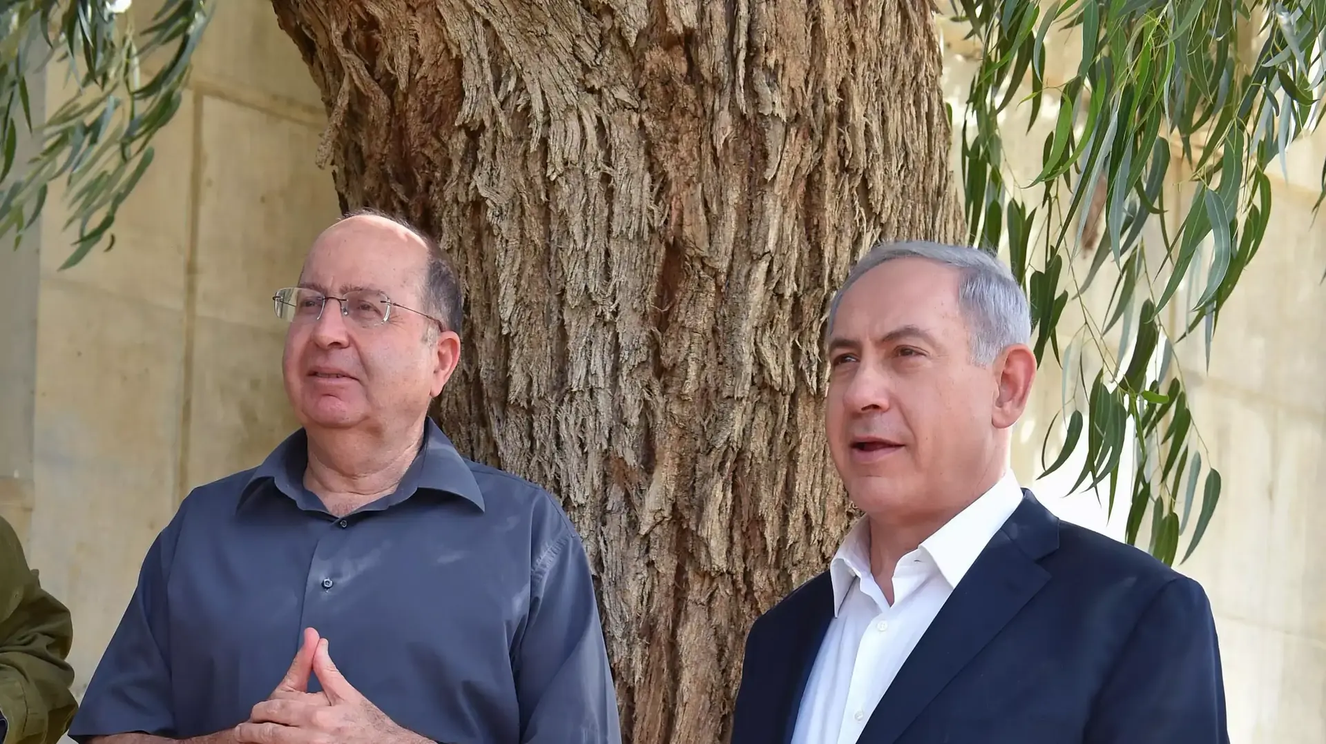 שר הביטחון, משה (בוגי) יעלון, וראש הממשלה בנימין נתניהו, היום בביקור בפיקוד הדרום, אוגוסט 2014 שר הביטחון, משה (בוגי) יעלון, וראש הממשלה בנימין נתניהו, היום בביקור בפיקוד הדרום, אוגוסט 2014