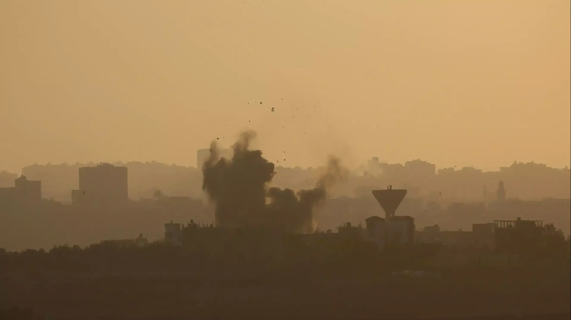 עשן מיתמר בשמי רצועת עזה אחרי תקיפת צה"ל. 4 באוגוסט 2014 עשן מיתמר בשמי רצועת עזה אחרי תקיפת צה"ל. 4 באוגוסט 2014