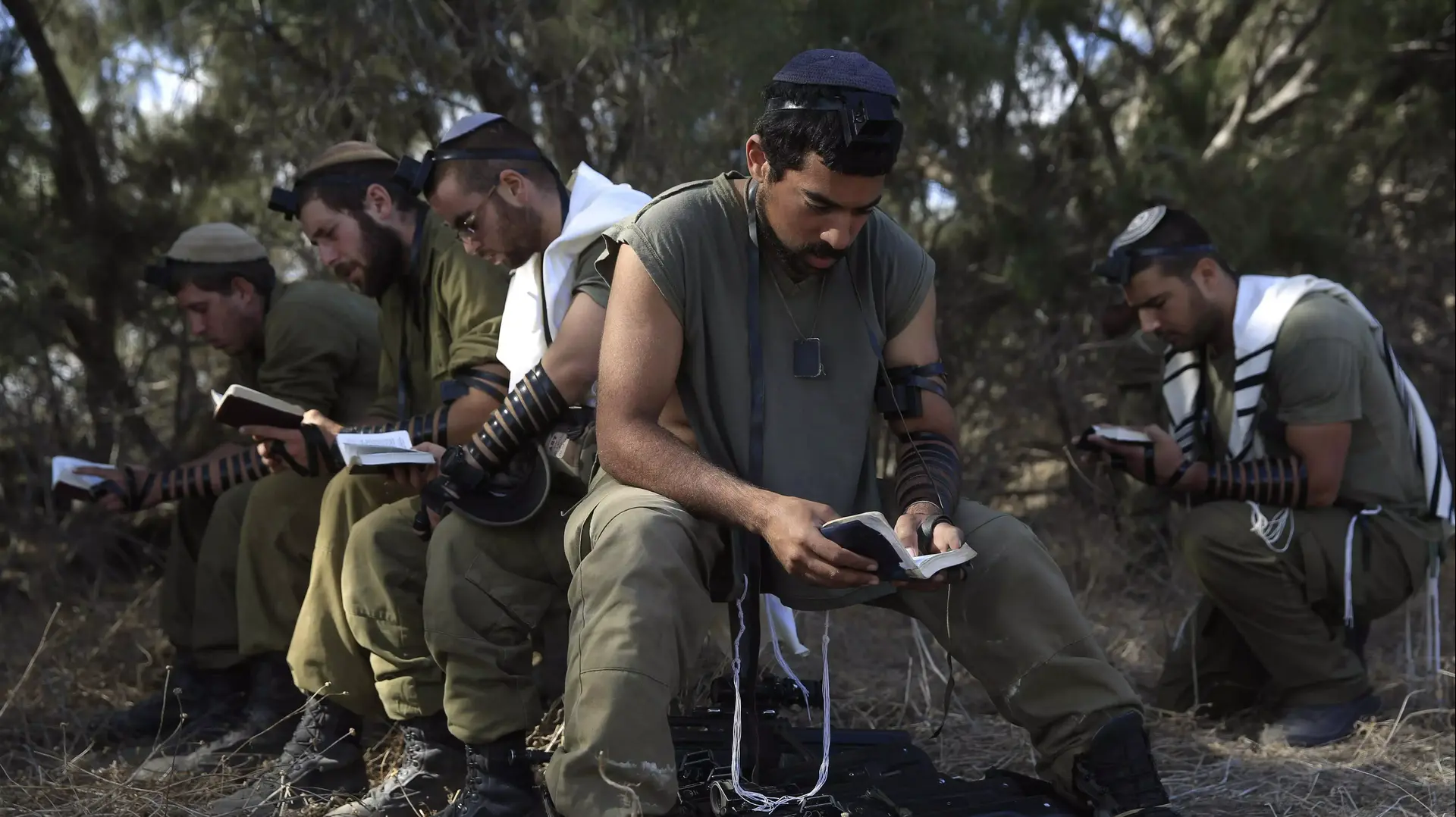 לוחמי צה"ל מתפללים אחרי צאתם מרצועת עזה. 4 באוגוסט 2014 לוחמי צה"ל מתפללים אחרי צאתם מרצועת עזה. 4 באוגוסט 2014