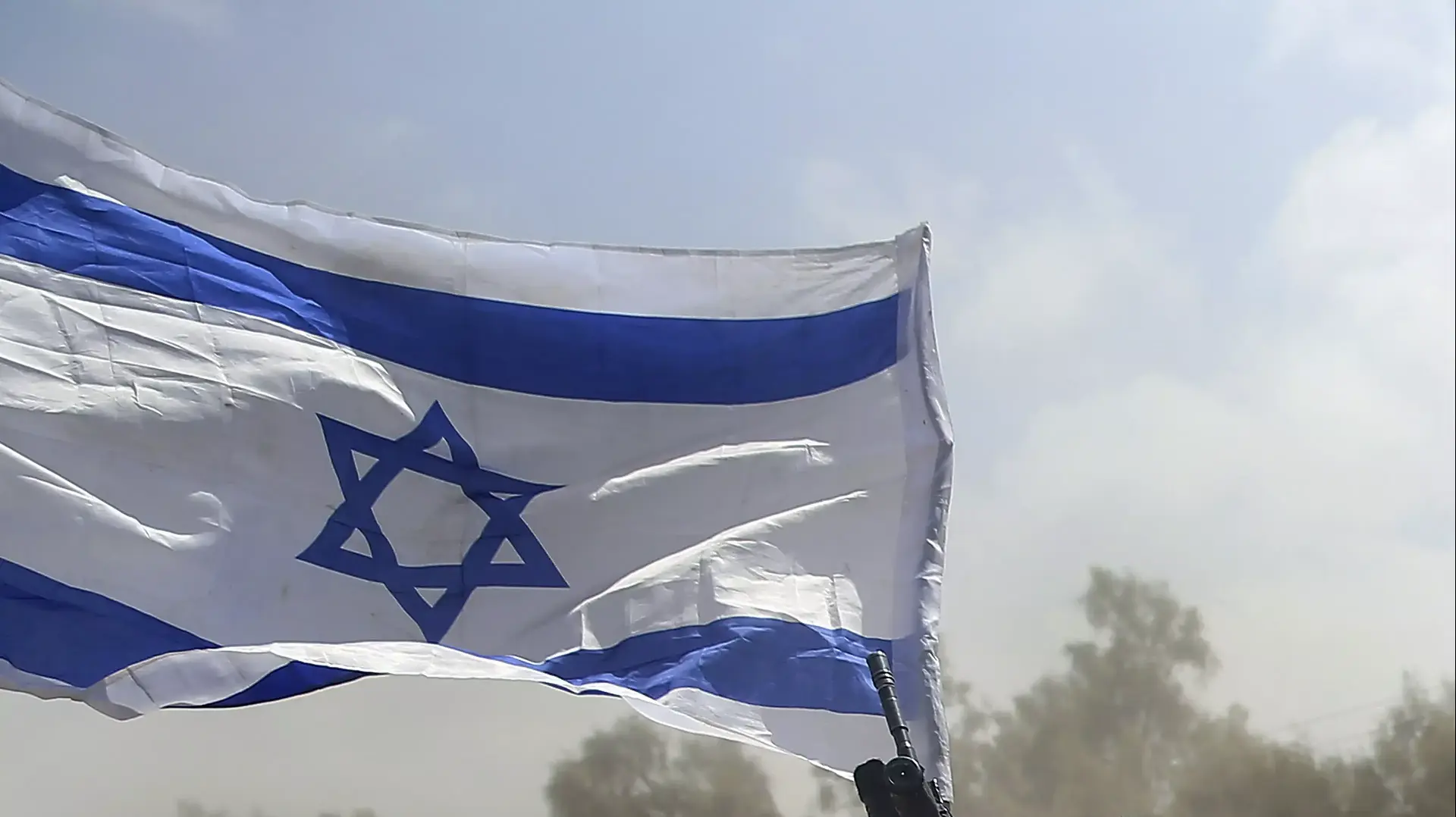 חייל אוחז בדגל ישראל בגבול רצועת עזה 4 באוגוסט 2014 חייל אוחז בדגל ישראל בגבול רצועת עזה 4 באוגוסט 2014