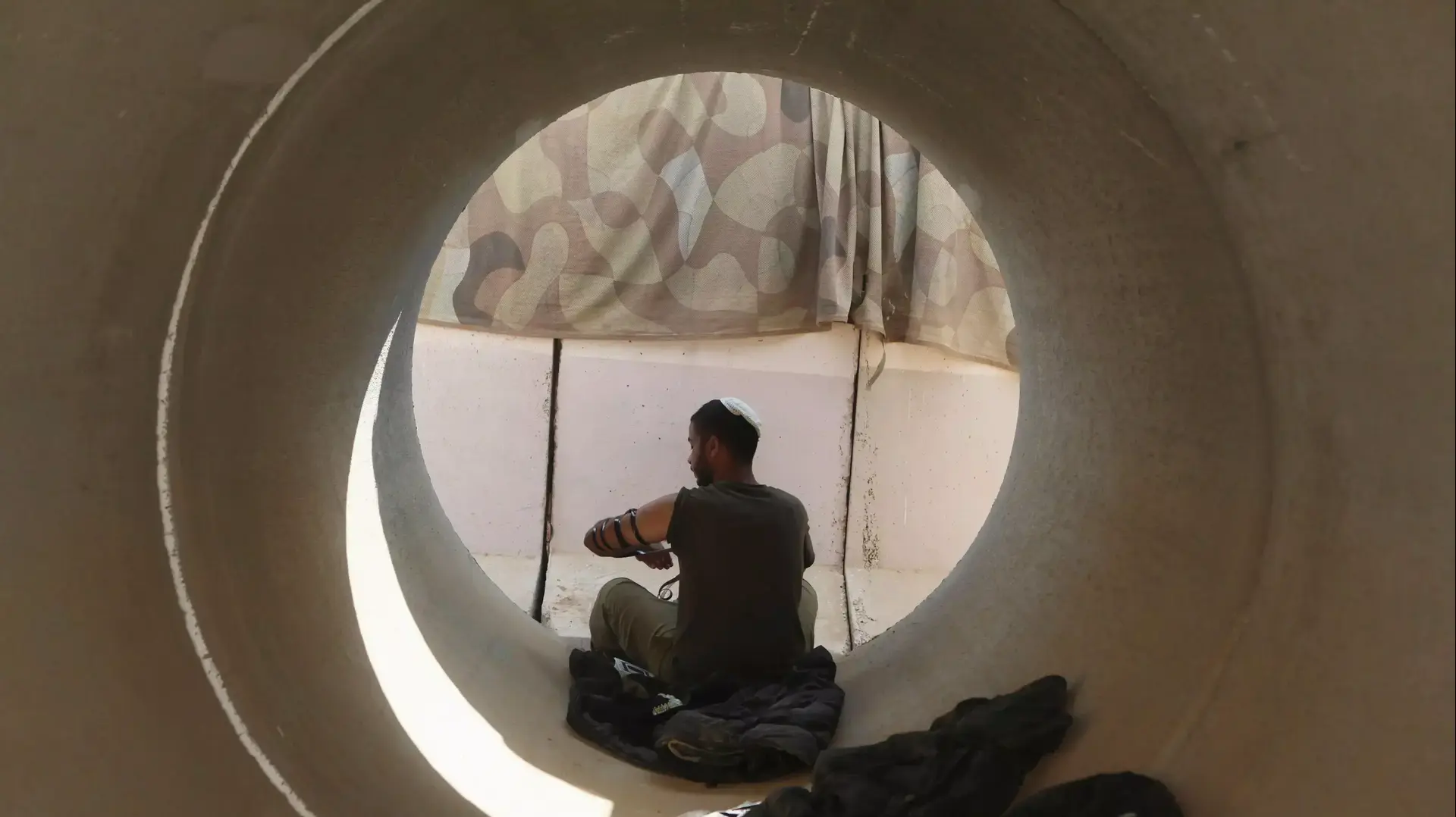 חיילי צה"ל בשטחי הכינוס שבגבול רצועת עזה, 4 באוגוסט 2014 חיילי צה"ל בשטחי הכינוס שבגבול רצועת עזה, 4 באוגוסט 2014