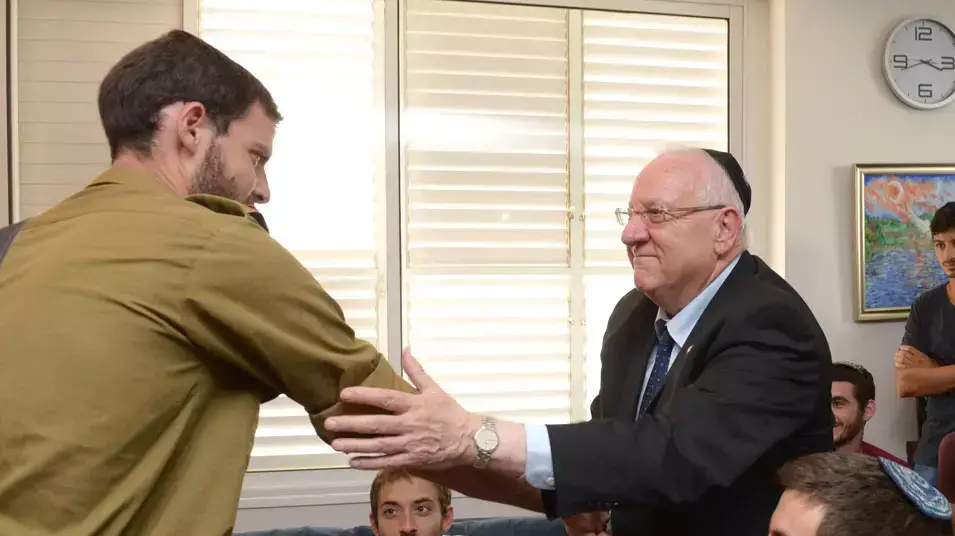 נשיא המדינה ראובן (רובי) ריבלין קיים היום ביקורי תנחומים בבית משפחת החייל הדר גולדין ז"ל. אוגוסט 2014 נשיא המדינה ראובן (רובי) ריבלין קיים היום ביקורי תנחומים בבית משפחת החייל הדר גולדין ז"ל. אוגוסט 2014