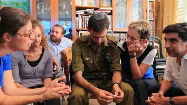 סגן איתן בביקור תנחומים אצל משפחת גולדין. אוגוסט 2014 סגן איתן בביקור תנחומים אצל משפחת גולדין. אוגוסט 2014